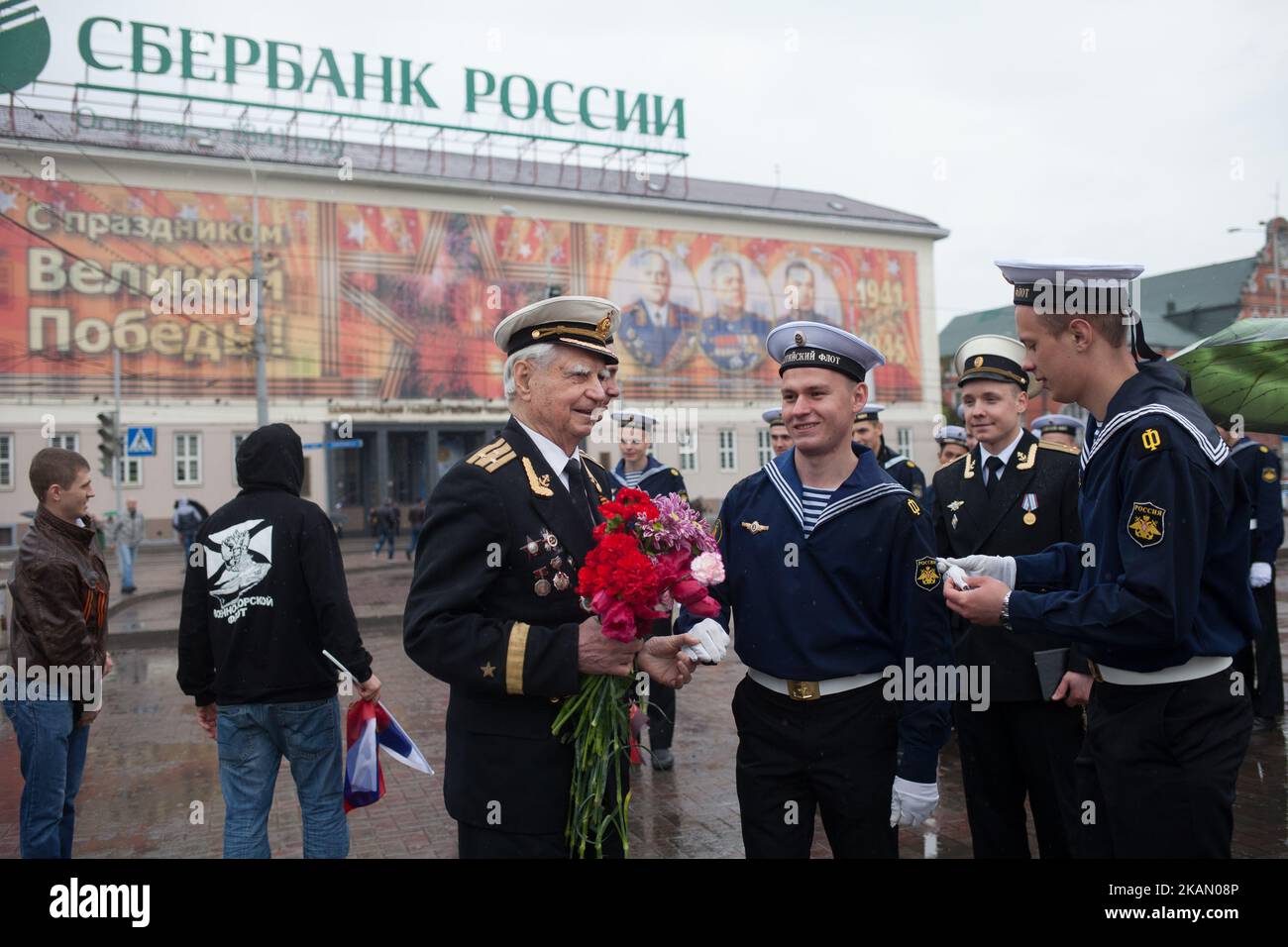 La Giornata della vittoria segna la capitolazione della Germania nazista all'Unione Sovietica nella seconda guerra mondiale, a Kaliningrad, Russia, il 9 maggio 2017, Fu la fine della Grande Guerra Patriottica per l'URSS, che perse circa 25 milioni di cittadini durante i quattro anni di combattimenti con la Germania nazista. Dopo il crollo del festival dell'Unione Sovietica ha perso la sua importanza, ma durante la presidenza di Vladimir Putin è nuovamente diventato un grande festival nazionale. Il giorno della vittoria i veterani indossano le medaglie e frequentano le parate militari. I veterani ricevettero fiori dai russi più giovani che mostravano il loro rispetto per gli eldi Foto Stock