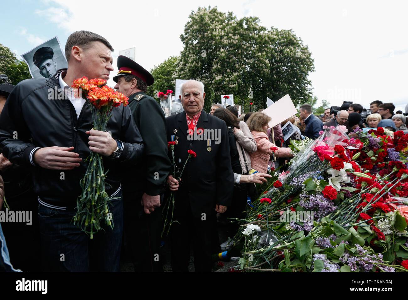 I partecipanti al 'Reggimento immortale' marzo depongono fiori al fuoco eterno vicino al monumento del soldato ignoto a Kyiv. L'Ucraina commemora il 72nd° anniversario della vittoria nella guerra dell'Unione Sovietica sulla Germania nazista, Kyiv, Ucraina, 9 maggio 2017. (Foto di Sergii Kharchenko/NurPhoto) *** Please use Credit from Credit Field *** Foto Stock
