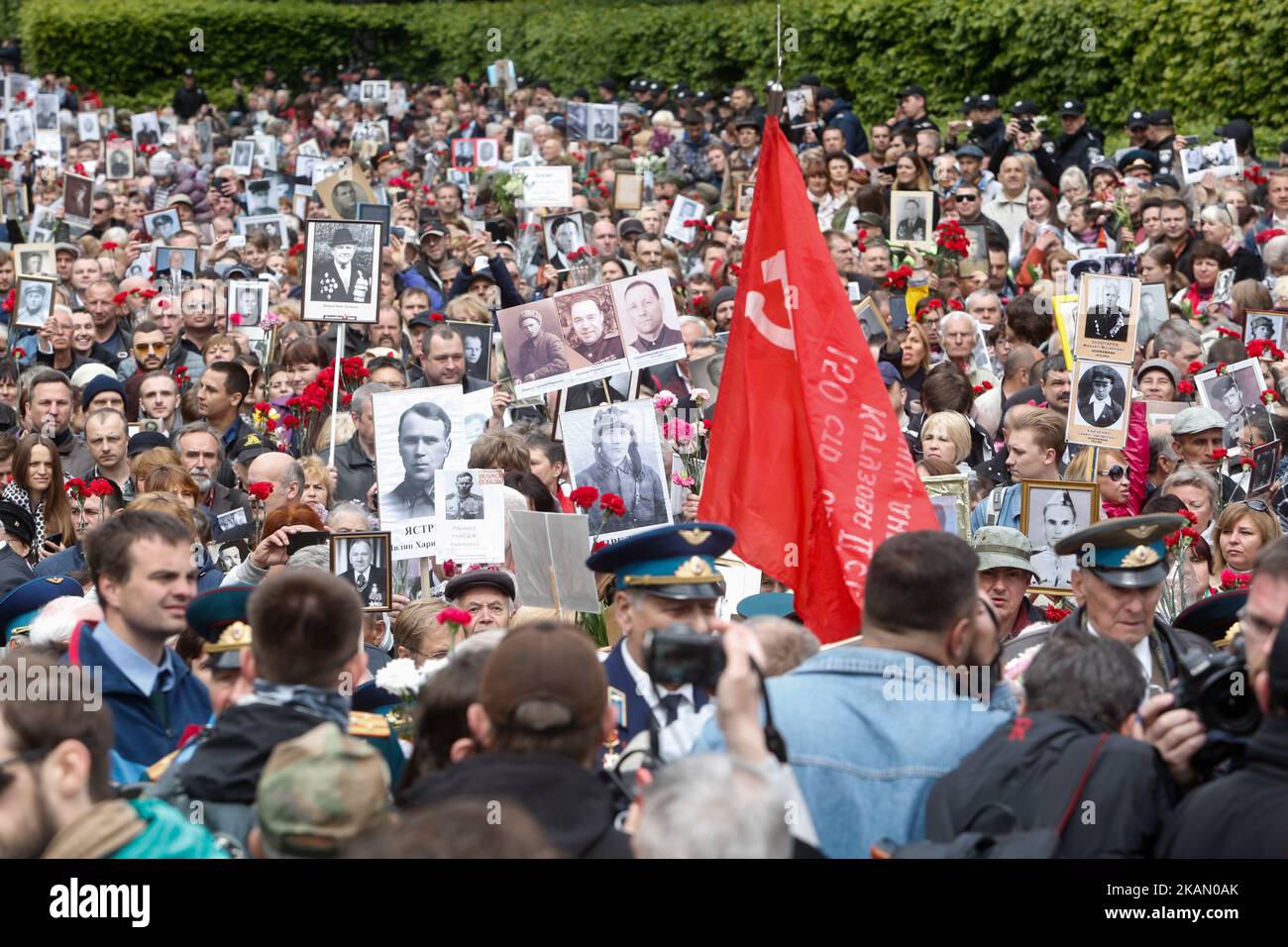 I partecipanti al 'Reggimento immortale' marzo depongono fiori al fuoco eterno vicino al monumento del soldato ignoto a Kyiv. L'Ucraina commemora il 72nd° anniversario della vittoria nella guerra dell'Unione Sovietica sulla Germania nazista, Kyiv, Ucraina, 9 maggio 2017. (Foto di Sergii Kharchenko/NurPhoto) *** Please use Credit from Credit Field *** Foto Stock