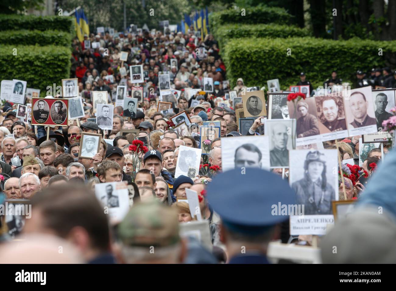 I partecipanti al 'Reggimento immortale' marzo depongono fiori al fuoco eterno vicino al monumento del soldato ignoto a Kyiv. L'Ucraina commemora il 72nd° anniversario della vittoria nella guerra dell'Unione Sovietica sulla Germania nazista, Kyiv, Ucraina, 9 maggio 2017. (Foto di Sergii Kharchenko/NurPhoto) *** Please use Credit from Credit Field *** Foto Stock