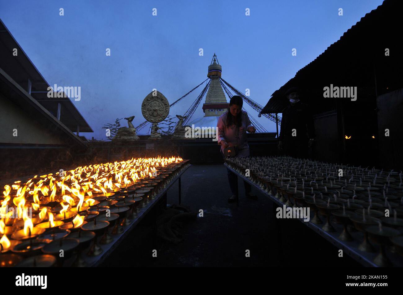 Il devoto nepalese offre lampade al burro presso i locali di Boudhanath Stupa durante la celebrazione il 2.561 ° Buddha Purnima festival, anniversario di nascita del Signore Gautam Buddha a Kathmandu Mercoledì, 10 maggio 2017. Buddisti in tutto il mondo, Cambogia; Thailandia; Myanmar; Bhutan; Sri Lanka; Laos; Mongolia; Giappone; Singapore; Taiwan compreso il Nepal, osservare il Buddha Purnima festival che cade lo stesso giorno della luna piena del calendario del mese. L'occasione offre fiori, incenso e candele, uno scambio di doni come benedizioni, preghiere, sermoni e meditazioni di gruppo. (Foto di Narayan Maharjan/Nur Foto Stock