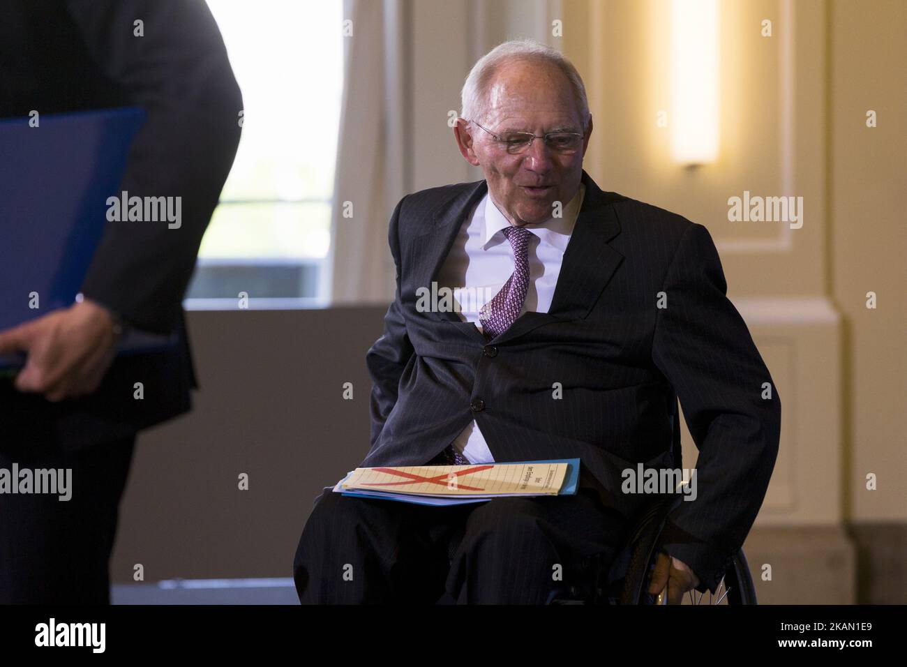 Il ministro tedesco delle Finanze Wolfgang Schaeible ha lasciato una conferenza stampa sulle previsioni di gettito fiscale per il 2017 a Berlino, in Germania, il 11 maggio 2017. (Foto di Emmanuele Contini/NurPhoto) *** Please use Credit from Credit Field *** Foto Stock