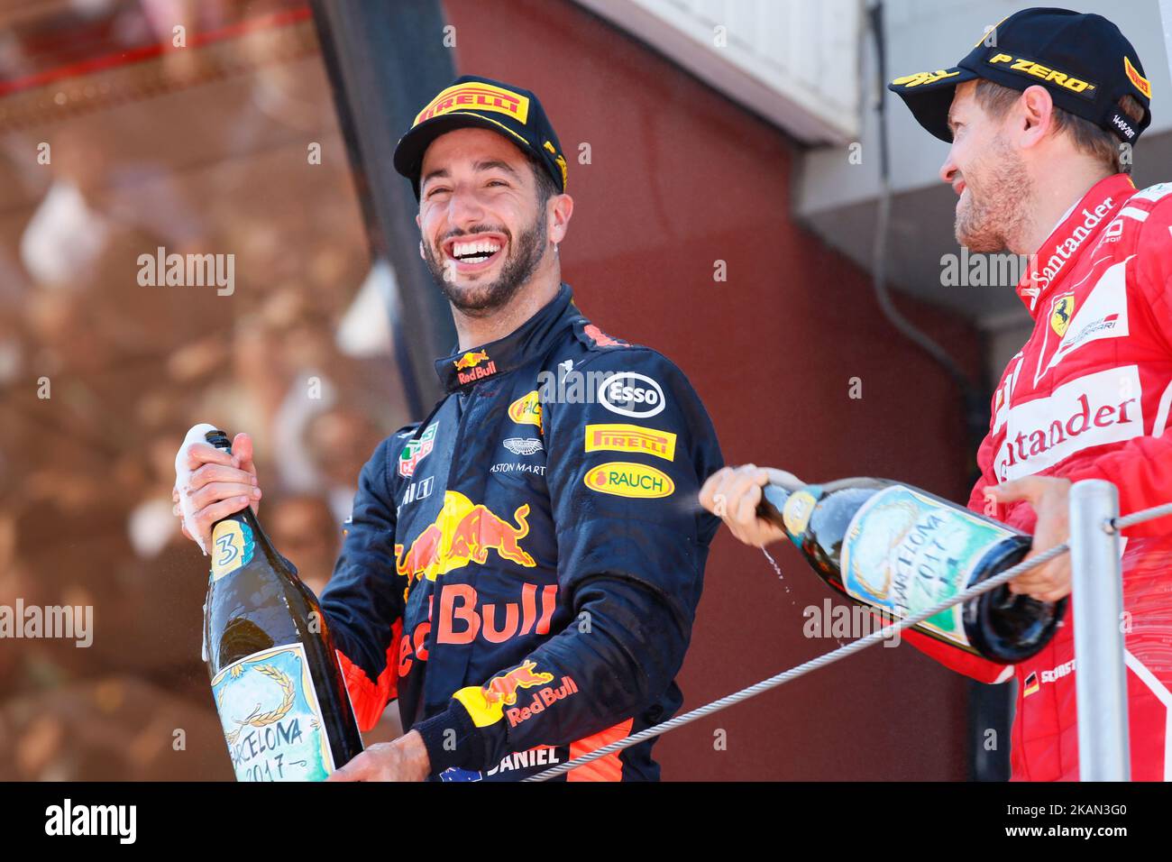 Secondo classificato il finisher tedesco Sebastian Vettel (R) e Ferrari, terzo classificato il finisher australiano Daniel Ricciardo e la Red Bull Racing festeggiano sul podio durante il Gran Premio di Formula uno spagnolo al circuito di Catalunya il 14 maggio 2017 a Montmelo, in Spagna. (Foto di Urbanandsport/NurPhoto) *** Please use Credit from Credit Field *** Foto Stock