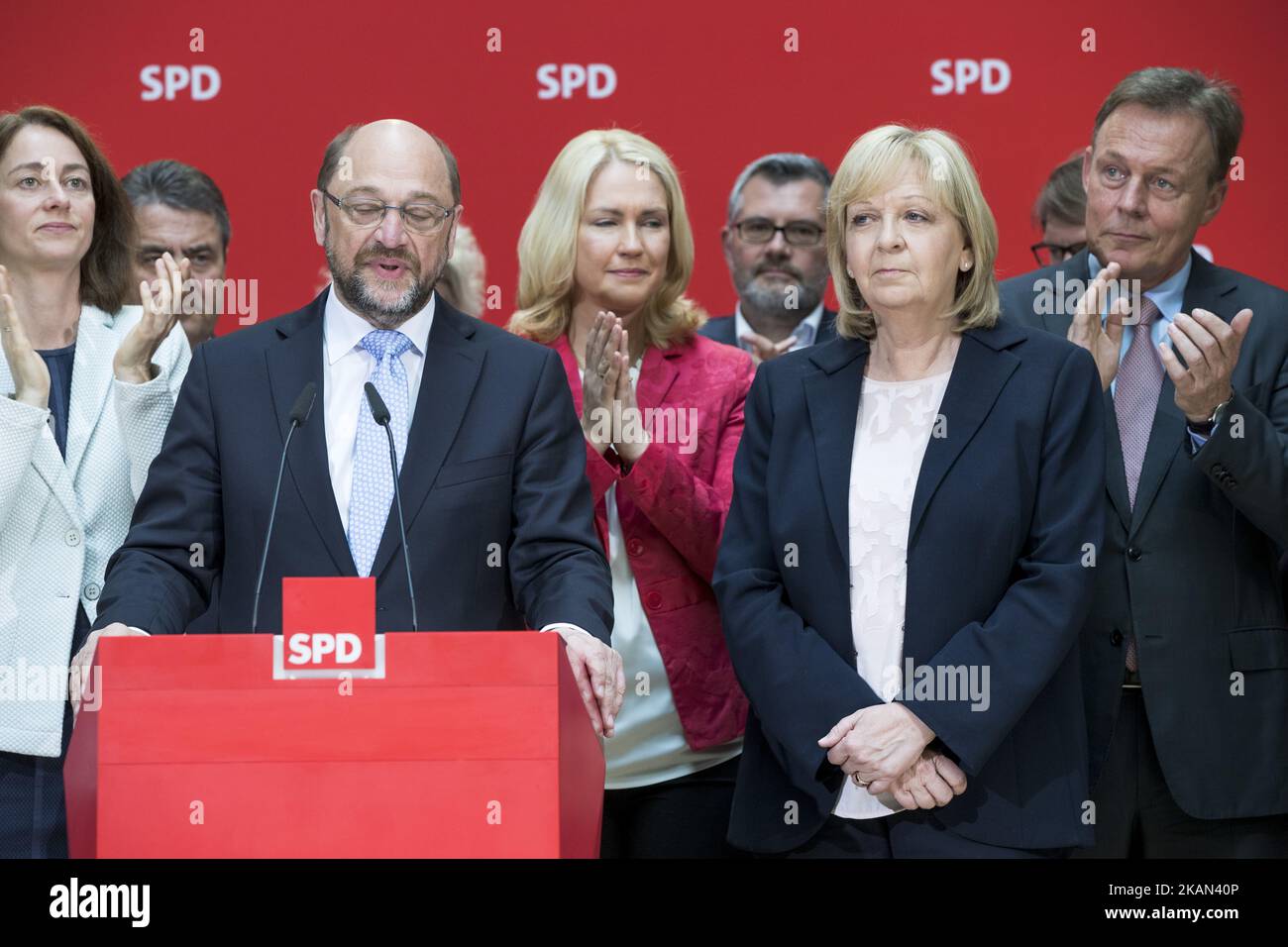 Il presidente e il cancelliere candidato alle prossime elezioni federali del Partito socialdemocratico (SPD) Martin Schulz (3L) e il candidato ed ex governatore della Renania settentrionale-Vestfalia Hannelore Kraft (2R) parlano ai media a seguito dei risultati delle elezioni di Stato nella NRW presso la sede del partito Willy-Brandt-Haus a Berlino, Germania il 15 maggio 2017. (Foto di Emmanuele Contini/NurPhoto) *** Please use Credit from Credit Field *** Foto Stock