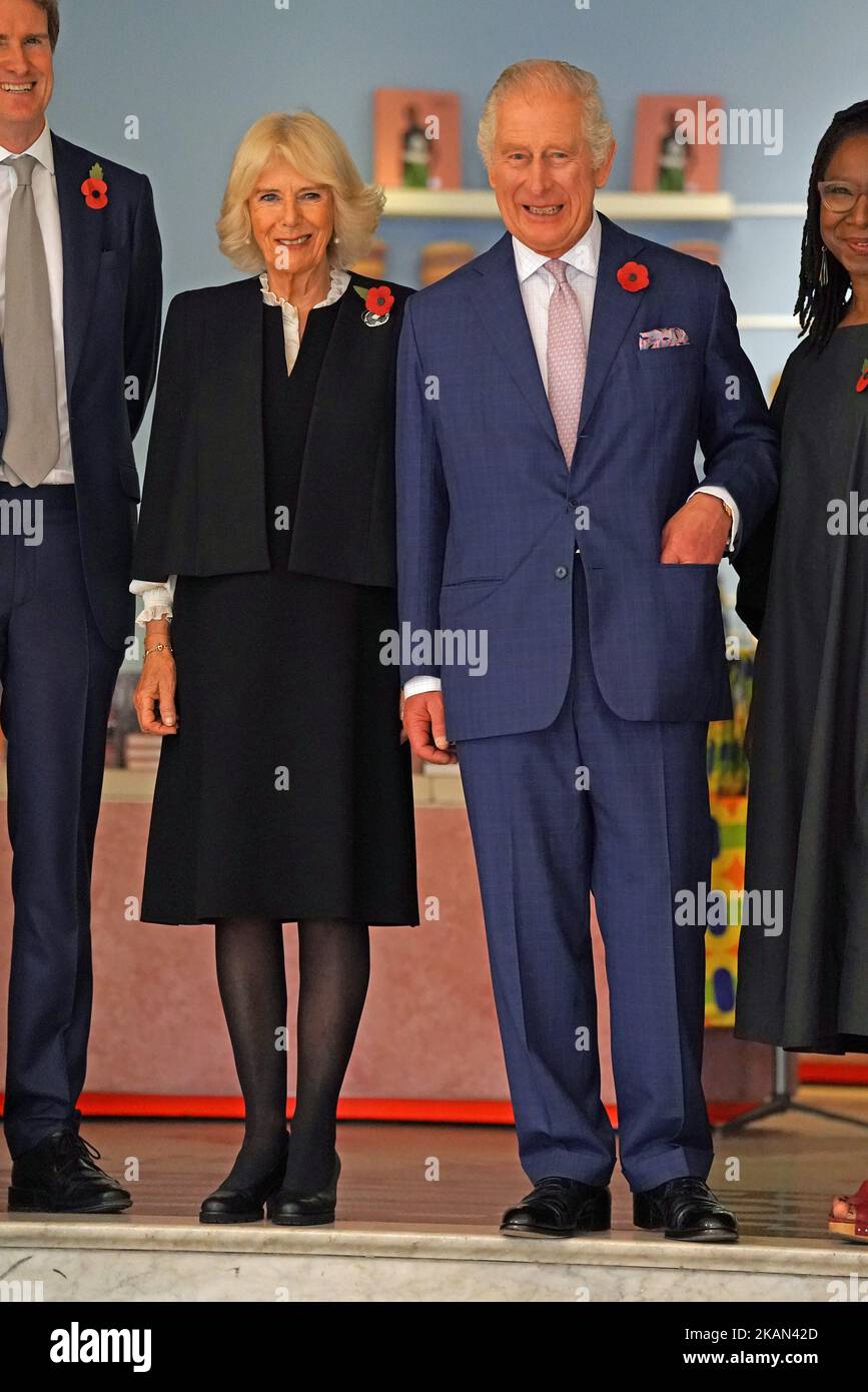 Re Carlo III e la Regina Consort partono dopo una visita alla mostra Africa Fashion presso il Victoria and Albert Museum di Londra. La mostra celebra la creatività, l'ingegnosità e l'impatto globale della moda africana. Data immagine: Giovedì 3 novembre 2022. Foto Stock