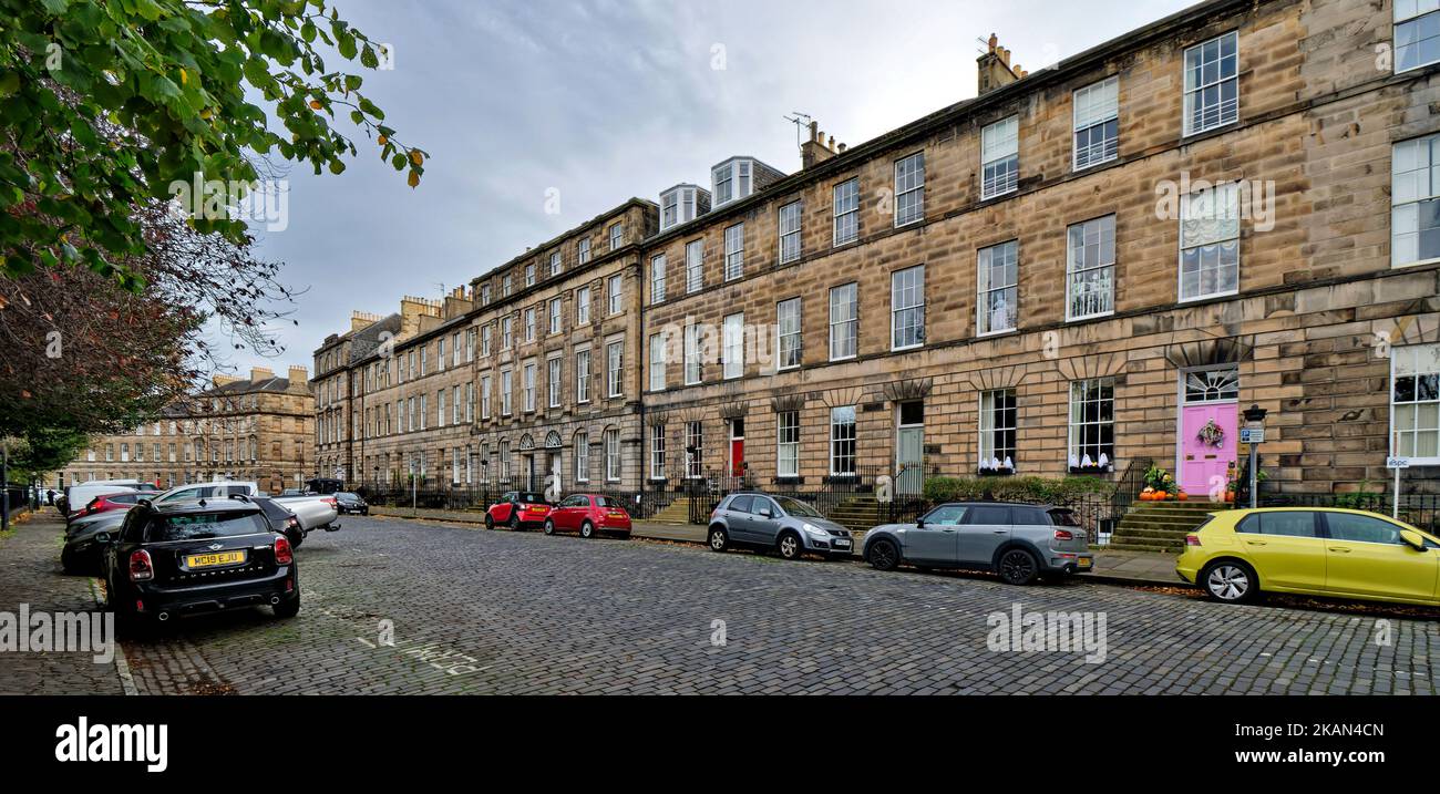Edinburgh New Town Scotland una porta rosa brillante su una casa Drummond Place altre porte con colori tenui Foto Stock