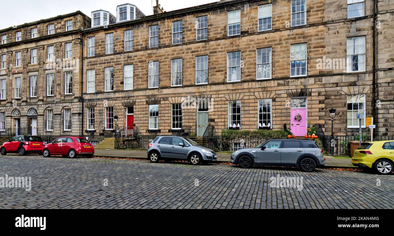 Edinburgh New Town Scotland una porta rosa brillante su un Drummond Place ospita i colori rosso verde e bianco sulle altre porte Foto Stock