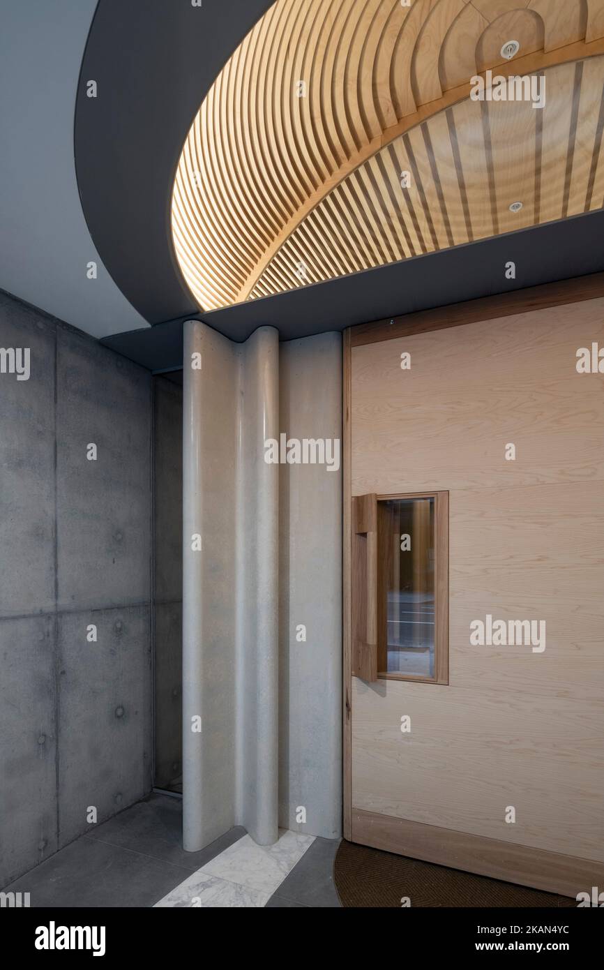 L'ingresso residenziale del Castello in Bathurst Street. The Castle & Porter House, Sydney, Australia. Architetto: Candalepas Associates, 2022. Foto Stock