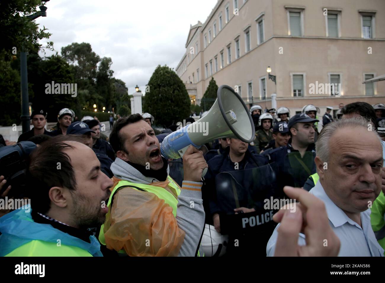 Un funzionario grida slogan contro il governo durante una manifestazione al di fuori del Parlamento, nel centro di Atene, il 17 maggio 2017. Funzionari di polizia provenienti da tutta la Grecia, insieme a vigili del fuoco e guardie costiere, protestano per il nuovo accordo governativo con i creditori internazionali della Grecia che impone nuovi aumenti fiscali e tagli alla spesa. (Foto di Panayotis Tzamaros/NurPhoto) *** Please use Credit from Credit Field *** Foto Stock
