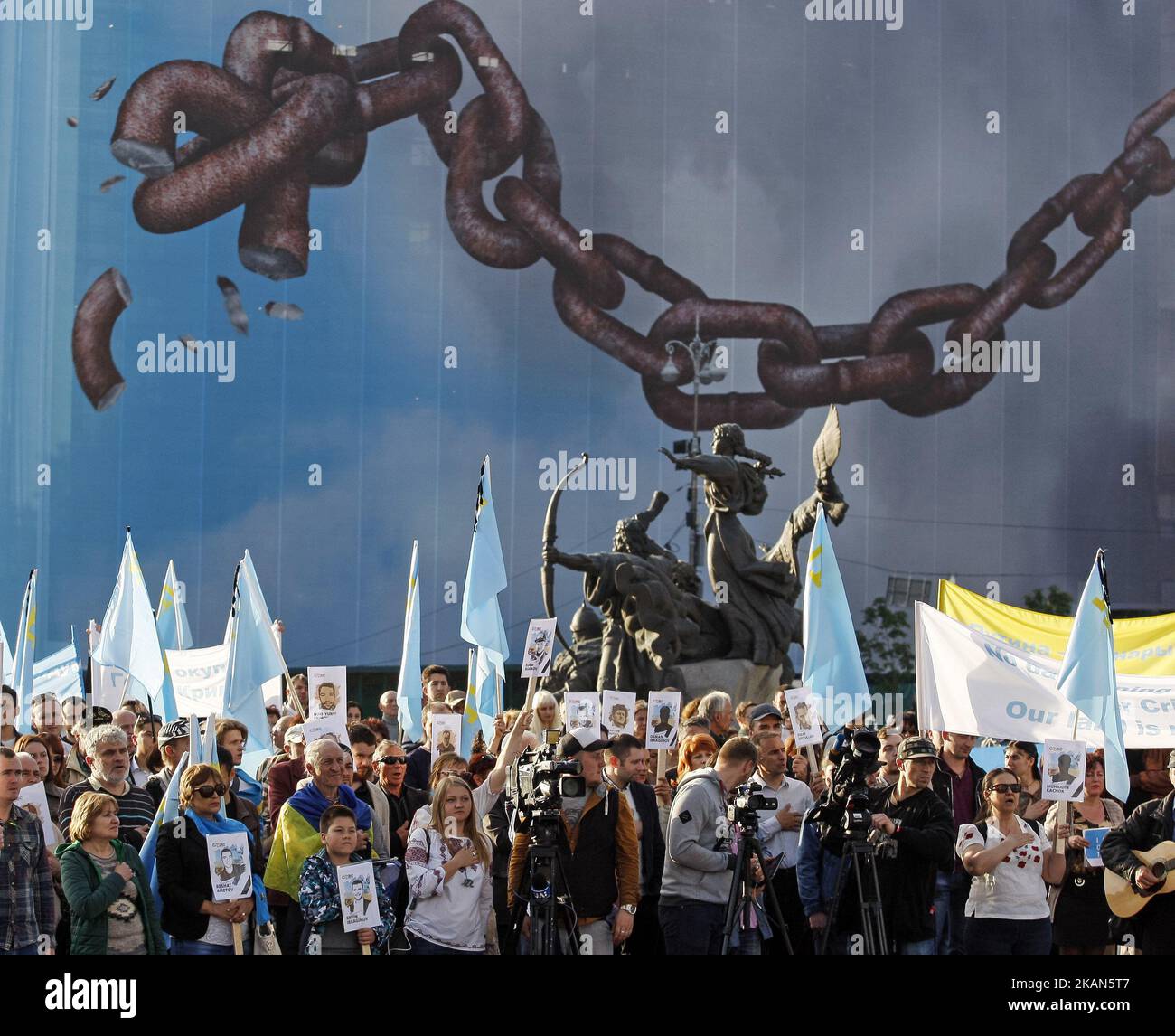 I Tatari di Crimea partecipano ad un rally commemorativo per celebrare l'anniversario della deportazione forzata, in Piazza dell'Indipendenza, a Kiev, Ucraina, il 18 maggio 2017. I Tatari di Crimea si sono riuniti per celebrare il 73nd° anniversario della deportazione forzata dei Tatari di Crimea dalla Crimea nel 1944 da parte del dittatore sovietico Joseph Stalin. (Foto di Str/NurPhoto) *** Please use Credit from Credit Field *** Foto Stock