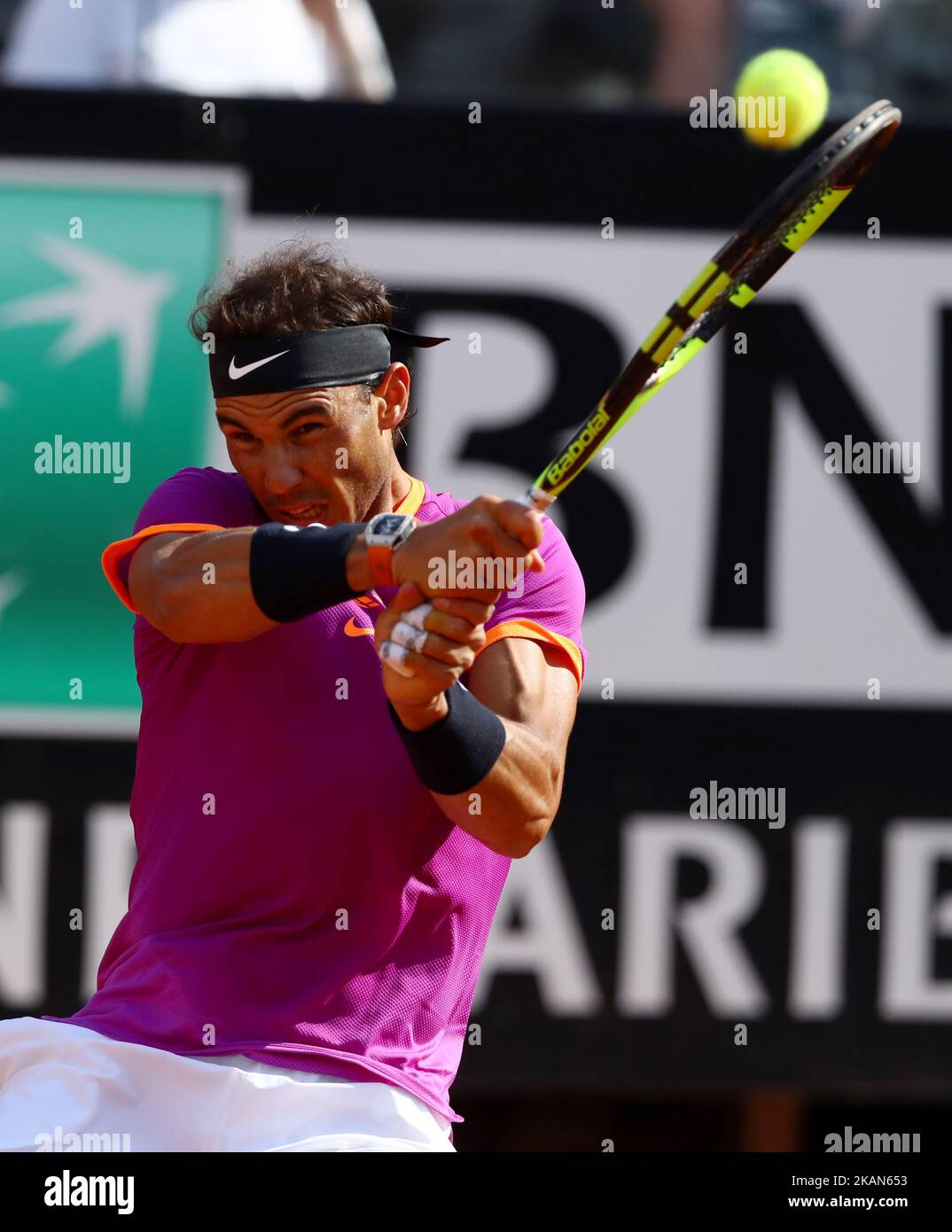 Rafael Nadal di Spagna torna a Dominic Thiem d'Austria durante la loro partita di tennis nel quarto di finale al torneo ATP Tennis Open del 19 maggio 2017 al Foro Italico di Roma. L'austriaco Dominic Thiem mandò Rafael Nadal a schiantarsi dai Roma Masters con una vittoria finale di 6-4, 6-3 quarti, che terminò la corsa vincente di 17 partite dello spagnolo. (Foto di Matteo Ciambelli/NurPhoto) *** Please use Credit from Credit Field *** Foto Stock