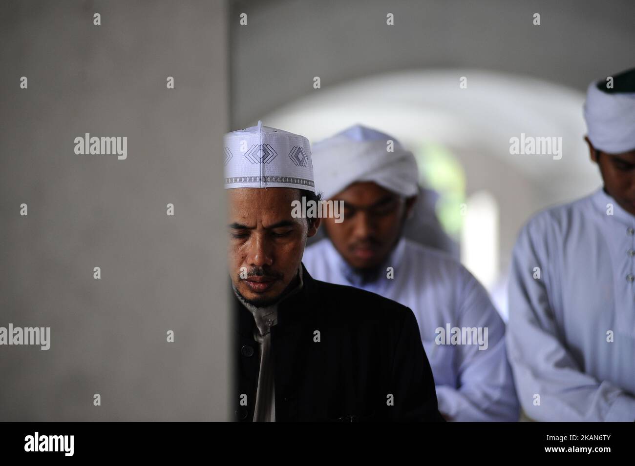 Un insegnante religioso guida i suoi studenti offrendo preghiere nel corridoio della Moschea del territorio Federale durante l'incontro per gli studenti che avevano memorizzato con successo il santo Corano a Kuala Lumpur il 20 maggio 2017. (Foto di Muhammad Shahrizal/NurPhoto) *** Please use Credit from Credit Field *** Foto Stock