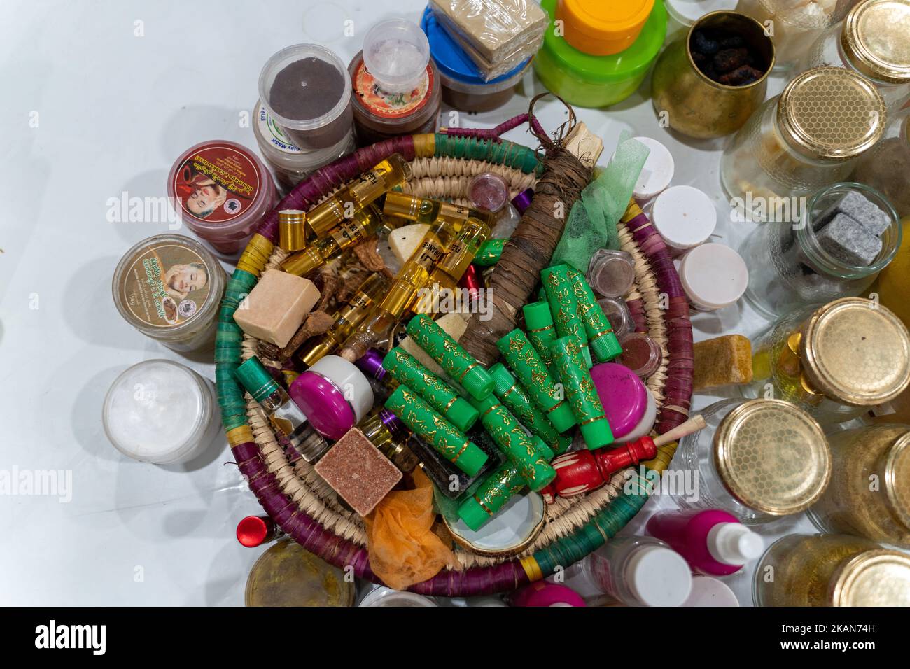 Una vista dall'alto di un cesto di prodotti di bellezza locali colorati di diversi tipi Foto Stock