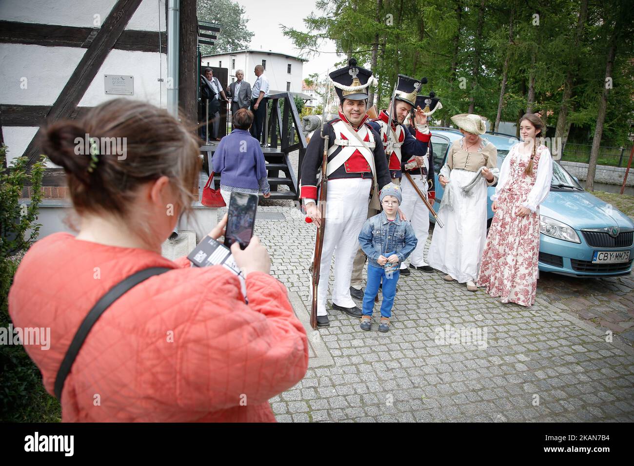 Gli Actros si preparano per la serata annuale del museo a Bydgoszcz, Polonia, il 20 maggio 2017. Gli attori sono vestiti in uniformi dell'esercito polacco del 19th ° secolo e pattugliano lungo l'Isola del Mulino per l'intrattenimento dei visitatori, dove si trovano diversi musei. (Foto di Jaap Arriens/NurPhoto) *** Please use Credit from Credit Field *** Foto Stock