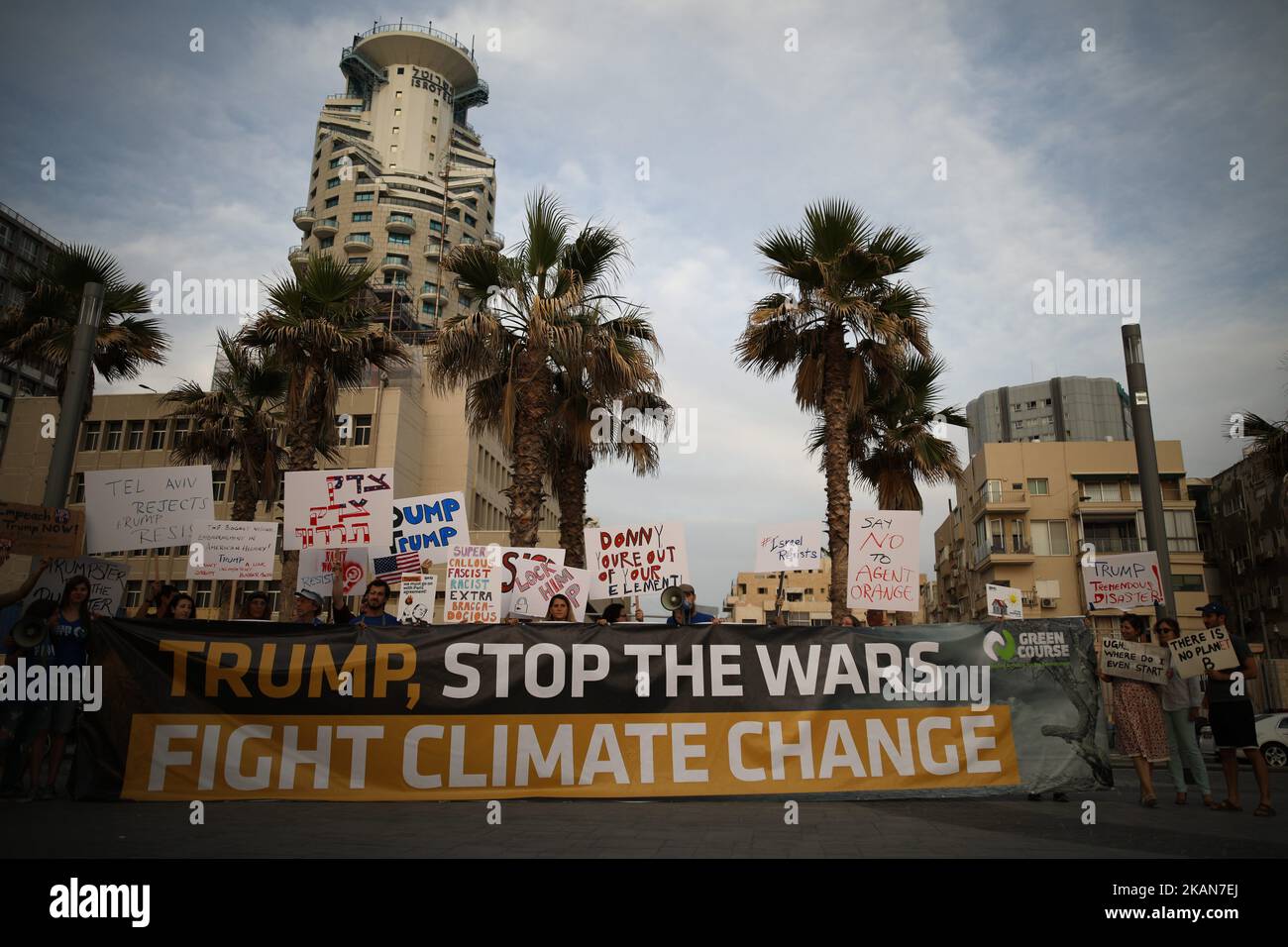 Gli attivisti israeliani e americani protestano contro il presidente Donald Trump, accanto all'ambasciata degli Stati Uniti a Tel Aviv, nel contesto della visita di Trump in Israele, lunedì 22 maggio 2017. (Foto di Corinna Kern/NurPhoto) *** Please use Credit from Credit Field *** Foto Stock