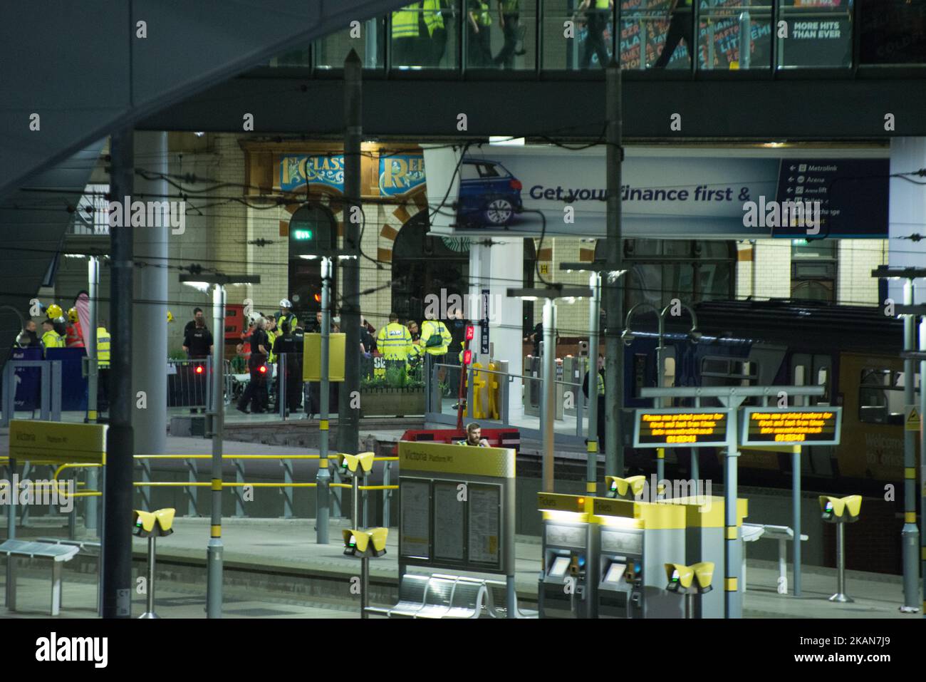 I soccorritori di emergenza lavorano alla stazione ferroviaria di Manchester Victoria, fuori dalla Manchester Arena, dopo un'esplosione dopo il concerto di Ariana Grande che si è tenuto il 05/22/2017 alla Manchester Arena di Manchester, Regno Unito, martedì 23rd maggio 2017. La polizia della Greater Manchester sta trattando questo come un incidente terroristico. (Foto di Jonathan Nicholson/NurPhoto) *** Please use Credit from Credit Field *** Foto Stock