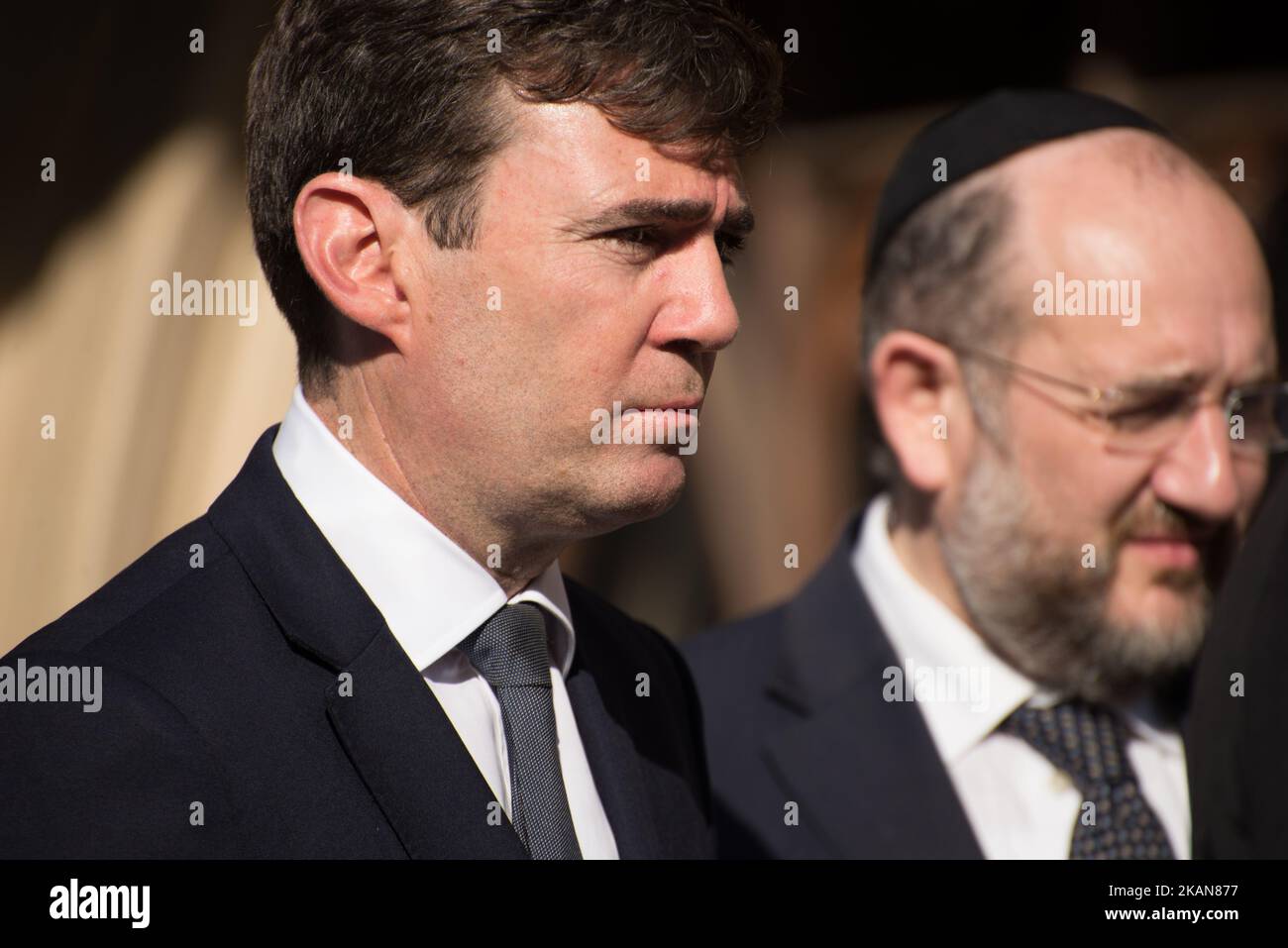 RT. Andy Burnham (L), sindaco di Greater Manchester, partecipa al servizio di veglia per le vittime dell'esplosione della Manchester Arena a Manchester, Regno Unito, martedì 23rd maggio 2017. La polizia della Greater Manchester sta trattando l'esplosione dopo il concerto di Ariana Grande, che si è svolto il 05/22/2017 alla Manchester Arena, come un incidente terroristico. (Foto di Jonathan Nicholson/NurPhoto) *** Please use Credit from Credit Field *** Foto Stock