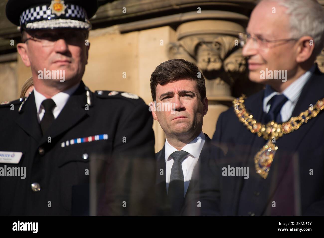 RT. Andy Burnham (C), sindaco di Greater Manchester, partecipa al servizio di veglia per le vittime dell'esplosione della Manchester Arena a Manchester, Regno Unito, martedì 23rd maggio 2017. La polizia della Greater Manchester sta trattando l'esplosione dopo il concerto di Ariana Grande, che si è svolto il 05/22/2017 alla Manchester Arena, come un incidente terroristico. (Foto di Jonathan Nicholson/NurPhoto) *** Please use Credit from Credit Field *** Foto Stock