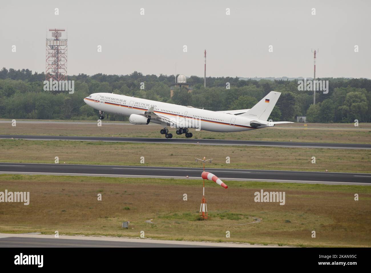 L'aereo pubblico parte dall'aeroporto di Tegel a Berlino, in Germania, il 25 maggio 2017. La cancelliera tedesca Angela Merkel si sta dirigendo verso la riunione del G7 a Taomina, in Italia. (Foto di Emmanuele Contini/NurPhoto) *** Please use Credit from Credit Field *** Foto Stock