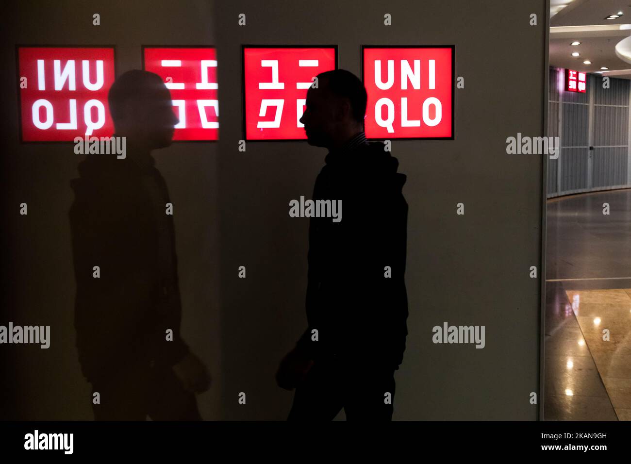 Mosca, Russia. 3rd novembre 2022 All'esterno di un negozio Uniqlo chiuso al centro commerciale Afimall di Mosca, Russia, si vedono dei cartelli. Uniqlo, un importante produttore e rivenditore di abbigliamento giapponese, ha chiuso le attività in Russia Foto Stock