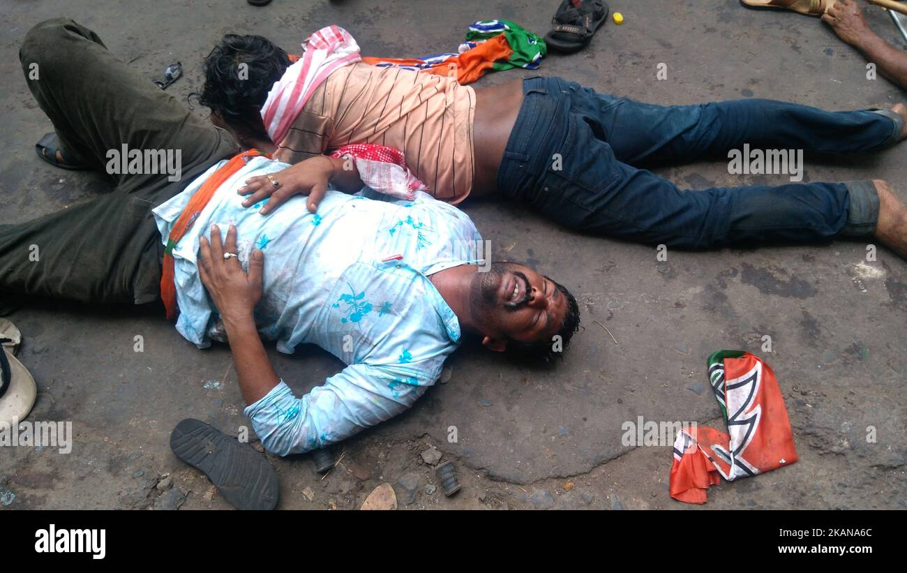 I lavoratori del BJP hanno ferito nella carica di lathi della polizia durante una marcia di protesta da Howrah, College Square e Esplanade verso Lalbazar, capo della polizia di Kolkata che chiede l'arresto dell'ex sultano Tipu Imam Barkati il 25 maggio 2017 a Kolkata, India. (Foto di Debajyoti Chakraborty/NurPhoto) *** Please use Credit from Credit Field *** Foto Stock