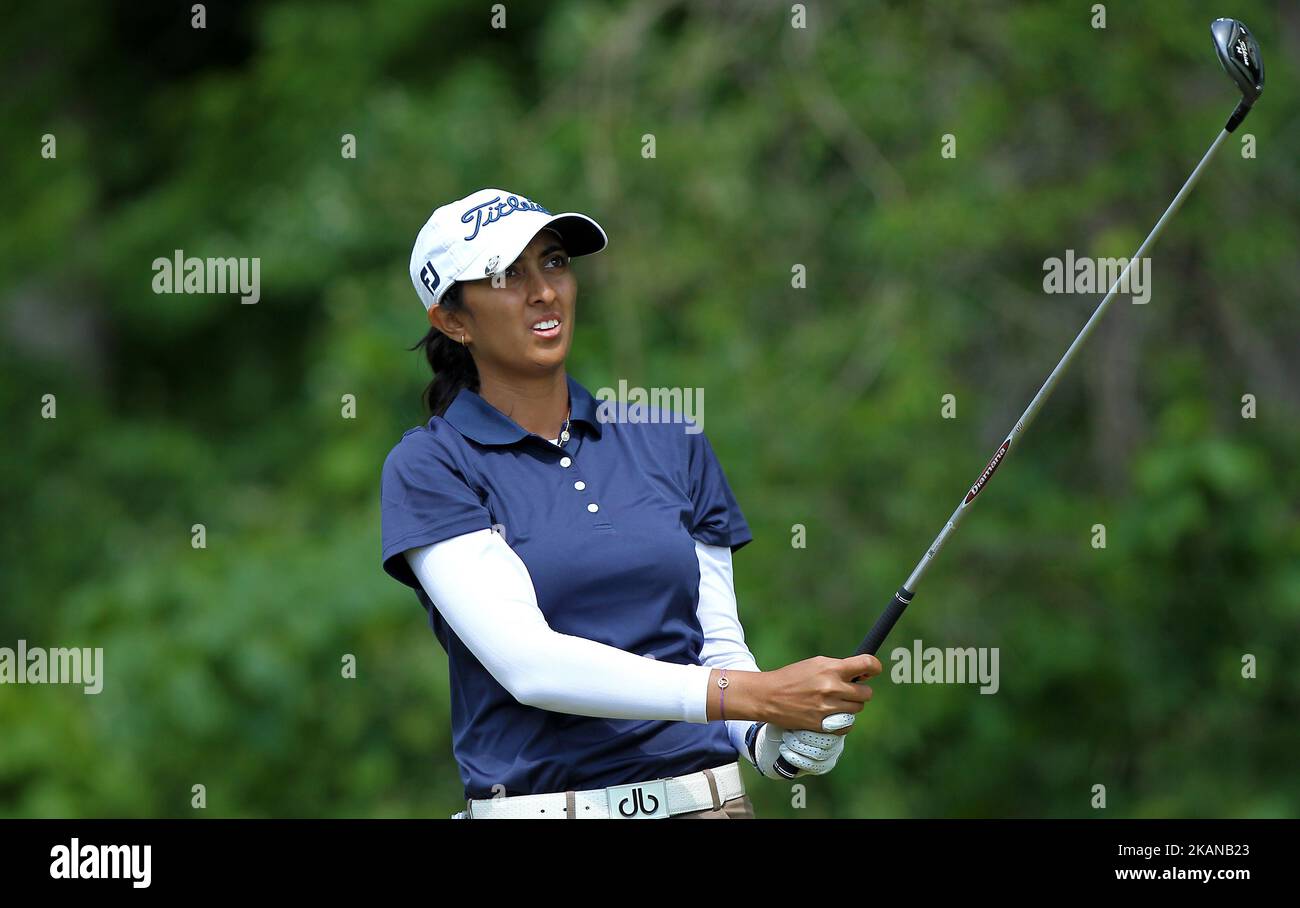 Aditi Ashok of India tee off sul tee 7th durante il terzo round del LPGA Volvik Championship al Travis Pointe Country Club, Ann Arbor, MI, USA Sabato, Maggio 27, 2017. (Foto di Jorge Lemus/NurPhoto) *** Please use Credit from Credit Field *** Foto Stock