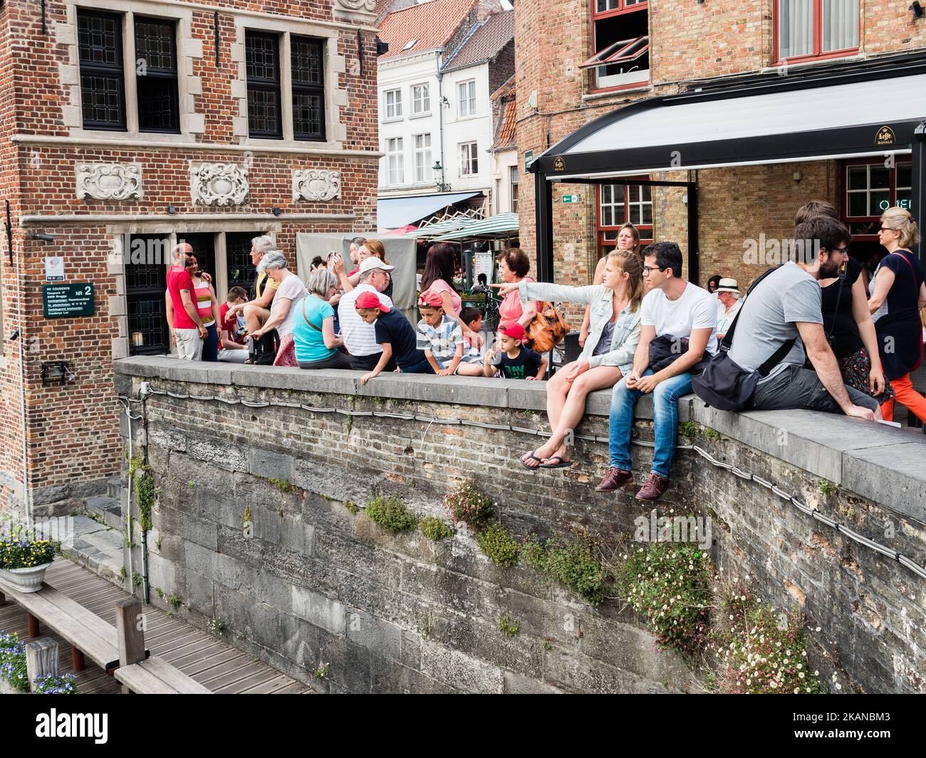 Bruges, Belgio, il 27th maggio 2017. Durante uno dei giorni più caldi dell'anno, Bruges è stata la destinazione scelta da migliaia di turisti provenienti da tutto il mondo. Questa è la capitale e la città più grande della provincia delle Fiandre Occidentali nella regione fiamminga del Belgio, nel nord-ovest del paese. Essendo Bruges un'enorme destinazione turistica, i turisti hanno molte scelte per godersi la città, come escursioni in carrozza trainata da cavalli, tour dei canali in barca o semplicemente passeggiate nel centro storico della città. (Foto di Romy Arroyo Fernandez/NurPhoto) *** Please use Credit from Credit Field *** Foto Stock