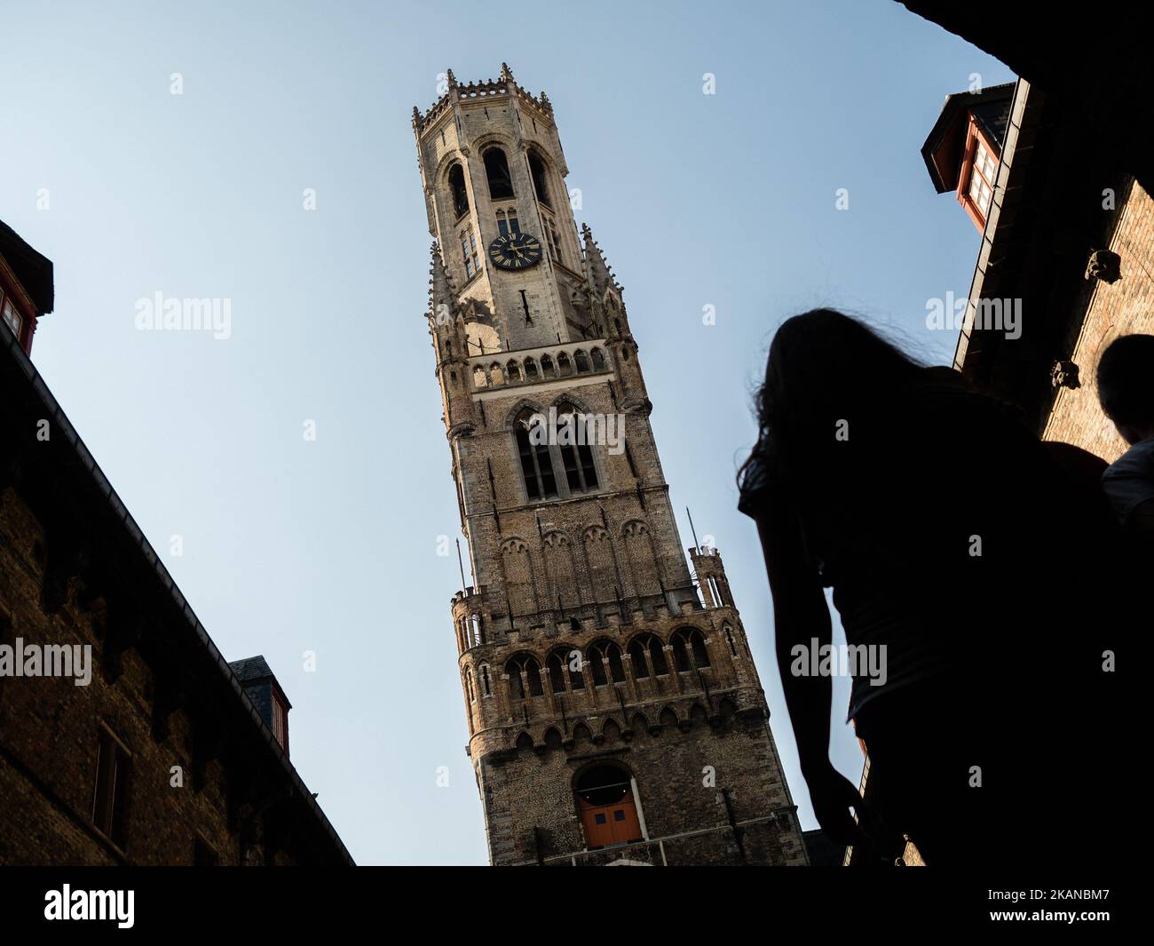 Una panoramica delle architetture storiche a Bruges il 27th maggio 2017. Durante uno dei giorni più caldi dell'anno, Bruges è stata la destinazione scelta da migliaia di turisti provenienti da tutto il mondo. Questa è la capitale e la città più grande della provincia delle Fiandre Occidentali nella regione fiamminga del Belgio, nel nord-ovest del paese. Essendo Bruges un'enorme destinazione turistica, i turisti hanno molte scelte per godersi la città, come escursioni in carrozza trainata da cavalli, tour dei canali in barca o semplicemente passeggiate nel centro storico della città. (Foto di Romy Arroyo Fernandez/NurPhoto) *** Please use Credit from Credi Foto Stock