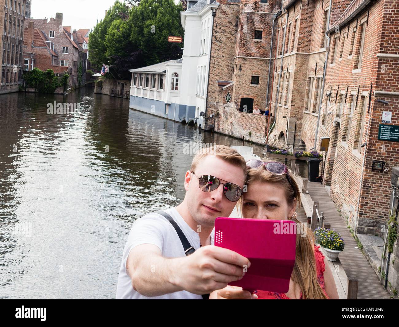 Bruges, Belgio, il 27th maggio 2017. Durante uno dei giorni più caldi dell'anno, Bruges è stata la destinazione scelta da migliaia di turisti provenienti da tutto il mondo. Questa è la capitale e la città più grande della provincia delle Fiandre Occidentali nella regione fiamminga del Belgio, nel nord-ovest del paese. Essendo Bruges un'enorme destinazione turistica, i turisti hanno molte scelte per godersi la città, come escursioni in carrozza trainata da cavalli, tour dei canali in barca o semplicemente passeggiate nel centro storico della città. (Foto di Romy Arroyo Fernandez/NurPhoto) *** Please use Credit from Credit Field *** Foto Stock