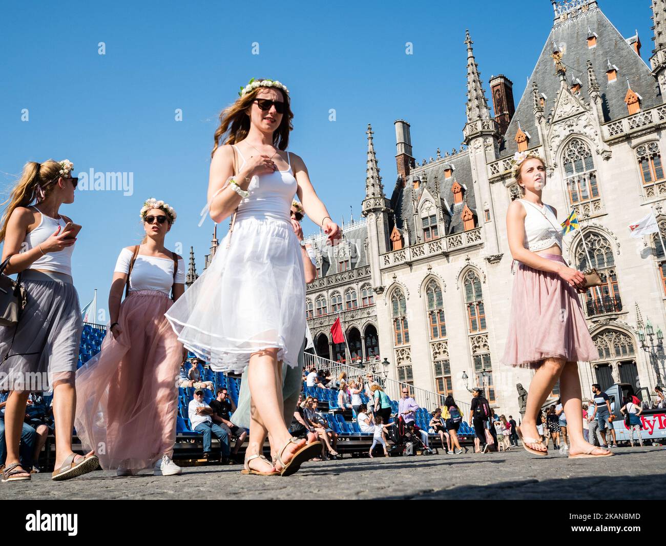 La gente cammina tra architetture storiche attraverso una strada a Bruges, Belgio, il 27 maggio 2017. Durante uno dei giorni più caldi dell'anno, Bruges è stata la destinazione scelta da migliaia di turisti provenienti da tutto il mondo. Questa è la capitale e la città più grande della provincia delle Fiandre Occidentali nella regione fiamminga del Belgio, nel nord-ovest del paese. Essendo Bruges un'enorme destinazione turistica, i turisti hanno molte scelte per godersi la città, come escursioni in carrozza trainata da cavalli, tour dei canali in barca o semplicemente passeggiate nel centro storico della città. (Foto di Romy Arroyo Fernandez/NurPhot Foto Stock