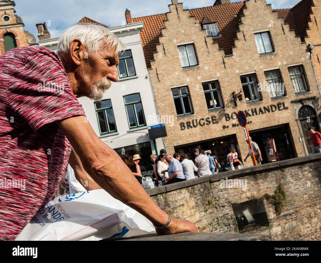 Bruges, Belgio, il 27th maggio 2017. Durante uno dei giorni più caldi dell'anno, Bruges è stata la destinazione scelta da migliaia di turisti provenienti da tutto il mondo. Questa è la capitale e la città più grande della provincia delle Fiandre Occidentali nella regione fiamminga del Belgio, nel nord-ovest del paese. Essendo Bruges un'enorme destinazione turistica, i turisti hanno molte scelte per godersi la città, come escursioni in carrozza trainata da cavalli, tour dei canali in barca o semplicemente passeggiate nel centro storico della città. (Foto di Romy Arroyo Fernandez/NurPhoto) *** Please use Credit from Credit Field *** Foto Stock