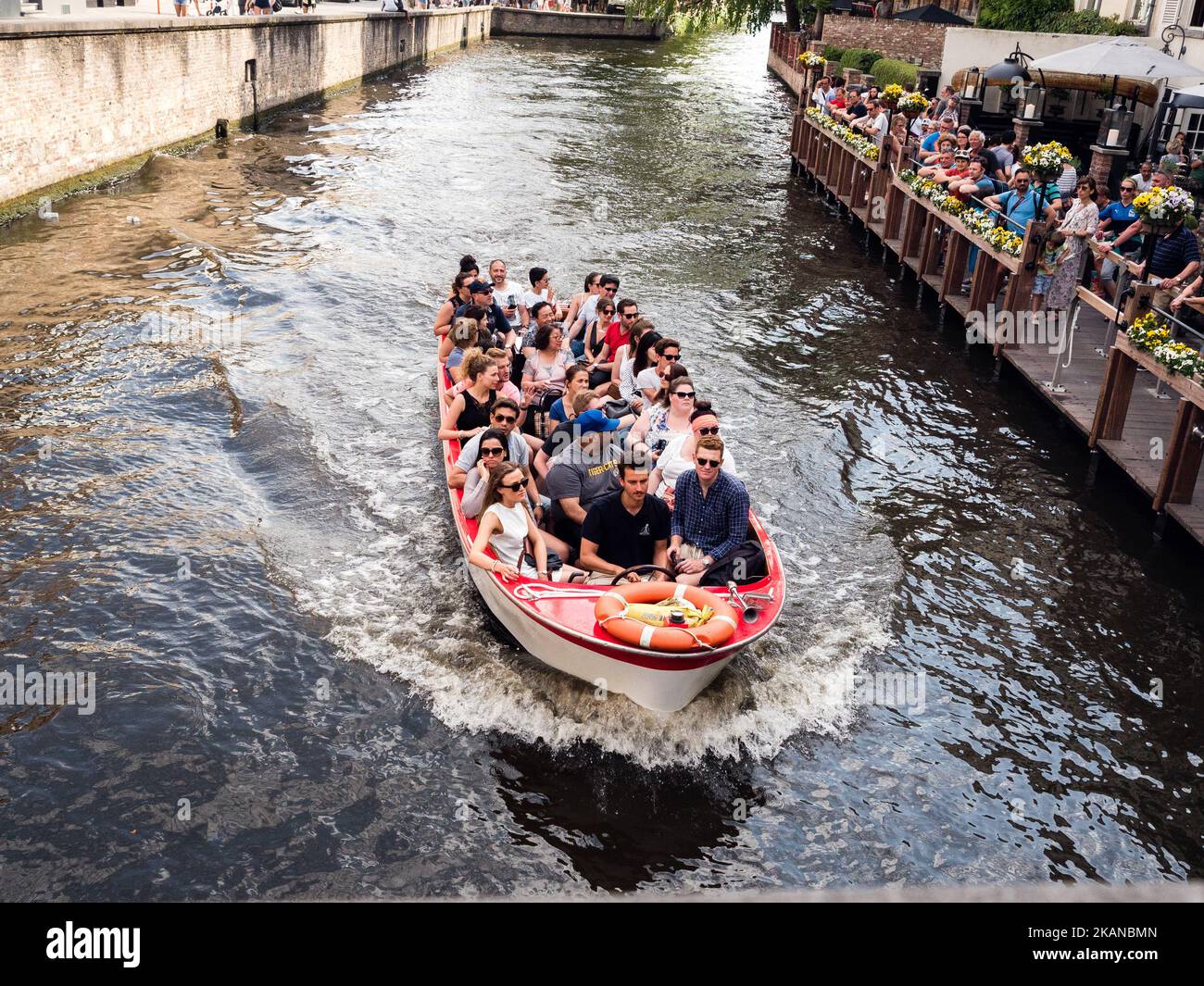 Il 27 maggio 2017 la gente partecipa a un tour in barca sul canale di Gand a Bruges, in Belgio. Durante uno dei giorni più caldi dell'anno, Bruges è stata la destinazione scelta da migliaia di turisti provenienti da tutto il mondo. Questa è la capitale e la città più grande della provincia delle Fiandre Occidentali nella regione fiamminga del Belgio, nel nord-ovest del paese. Essendo Bruges un'enorme destinazione turistica, i turisti hanno molte scelte per godersi la città, come escursioni in carrozza trainata da cavalli, tour dei canali in barca o semplicemente passeggiate nel centro storico della città. (Foto di Romy Arroyo Fernandez/NurPhoto) *** Please use Credi Foto Stock