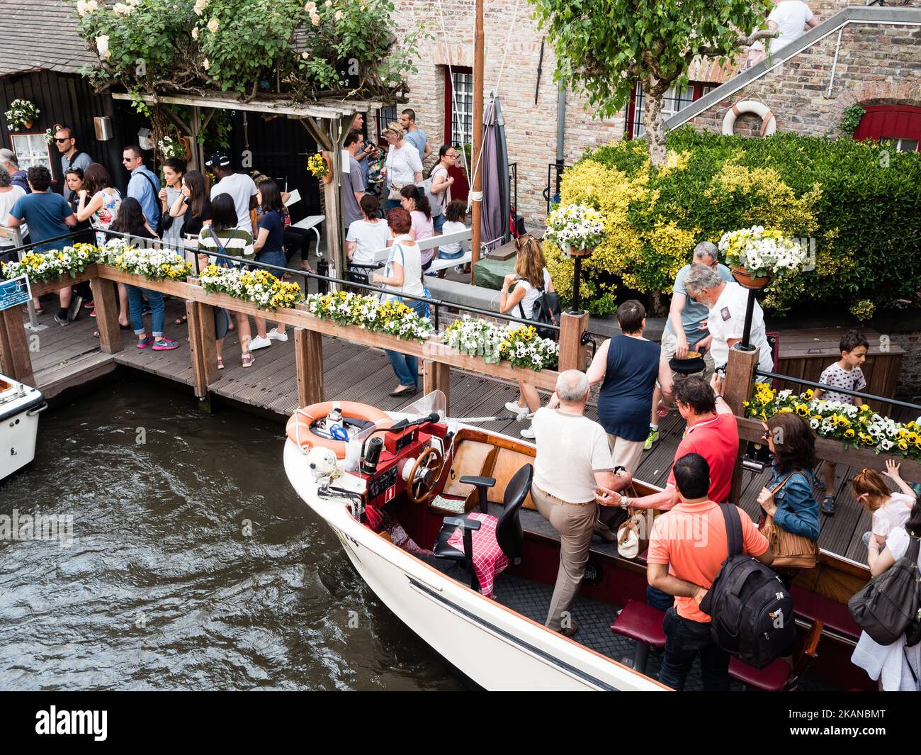 La gente partecipa a un tour in barca sul canale di Gand a Bruges, in Belgio, il 27 maggio 2017. Durante uno dei giorni più caldi dell'anno, Bruges è stata la destinazione scelta da migliaia di turisti provenienti da tutto il mondo. Questa è la capitale e la città più grande della provincia delle Fiandre Occidentali nella regione fiamminga del Belgio, nel nord-ovest del paese. Essendo Bruges un'enorme destinazione turistica, i turisti hanno molte scelte per godersi la città, come escursioni in carrozza trainata da cavalli, tour dei canali in barca o semplicemente passeggiate nel centro storico della città. (Foto di Romy Arroyo Fernandez/NurPhoto) *** Please use Cre Foto Stock