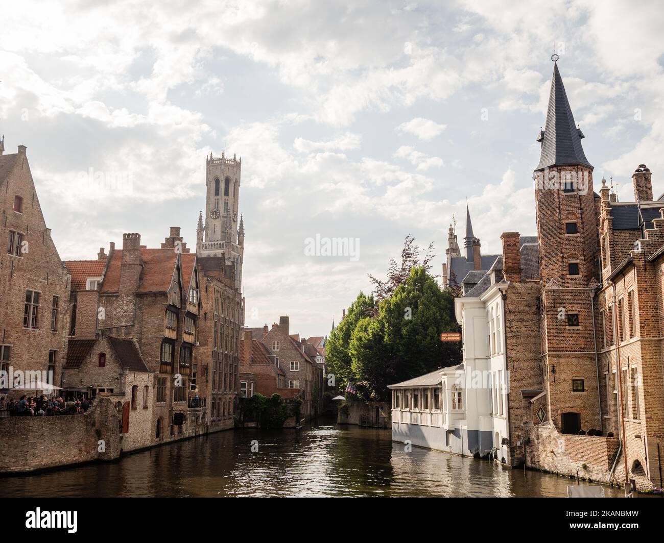 Una panoramica delle architetture storiche a Bruges il 27th maggio 2017. Durante uno dei giorni più caldi dell'anno, Bruges è stata la destinazione scelta da migliaia di turisti provenienti da tutto il mondo. Questa è la capitale e la città più grande della provincia delle Fiandre Occidentali nella regione fiamminga del Belgio, nel nord-ovest del paese. Essendo Bruges un'enorme destinazione turistica, i turisti hanno molte scelte per godersi la città, come escursioni in carrozza trainata da cavalli, tour dei canali in barca o semplicemente passeggiate nel centro storico della città. (Foto di Romy Arroyo Fernandez/NurPhoto) *** Please use Credit from Credi Foto Stock