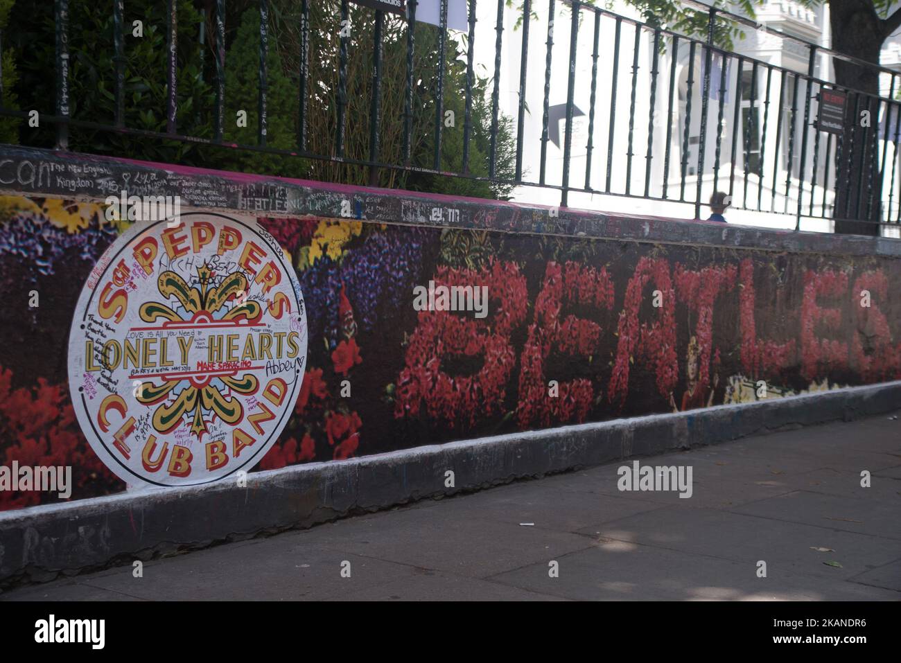 I famosi Abbey Road Studios sono decorati con adesivi Beatles sulle pareti, per ricordare il 50th° anniversario dell'uscita della Lonely Hearts Club Band di Sgt Pepper, Londra, il 1 giugno 2017. SGT. Pepper's Lonely Hearts Club Band è l'ottavo album della rock band inglese The Beatles. Rilasciato il 26 maggio 1967 nel Regno Unito e il 2 giugno 1967 negli Stati Uniti. Ha trascorso 27 settimane in cima alla classifica degli album del Regno Unito e 15 settimane al numero uno negli Stati Uniti. Ha vinto quattro Grammy Awards nel 1968, tra cui Album of the Year, il primo LP rock a ricevere questo onore. (Foto di Alberto Pezzali/ Foto Stock