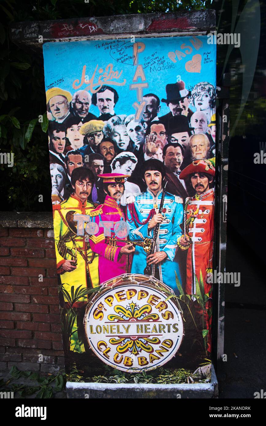 I famosi Abbey Road Studios sono decorati con adesivi Beatles sulle pareti, per ricordare il 50th° anniversario dell'uscita della Lonely Hearts Club Band di Sgt Pepper, Londra, il 1 giugno 2017. SGT. Pepper's Lonely Hearts Club Band è l'ottavo album della rock band inglese The Beatles. Rilasciato il 26 maggio 1967 nel Regno Unito e il 2 giugno 1967 negli Stati Uniti. Ha trascorso 27 settimane in cima alla classifica degli album del Regno Unito e 15 settimane al numero uno negli Stati Uniti. Ha vinto quattro Grammy Awards nel 1968, tra cui Album of the Year, il primo LP rock a ricevere questo onore. (Foto di Alberto Pezzali/ Foto Stock