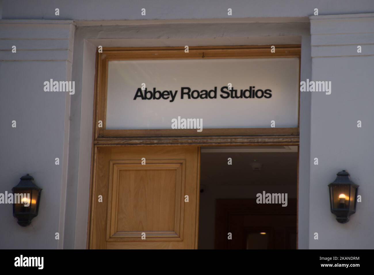 I famosi Abbey Road Studios sono decorati con adesivi Beatles sulle pareti, per ricordare il 50th° anniversario dell'uscita della Lonely Hearts Club Band di Sgt Pepper, Londra, il 1 giugno 2017. SGT. Pepper's Lonely Hearts Club Band è l'ottavo album della rock band inglese The Beatles. Rilasciato il 26 maggio 1967 nel Regno Unito e il 2 giugno 1967 negli Stati Uniti. Ha trascorso 27 settimane in cima alla classifica degli album del Regno Unito e 15 settimane al numero uno negli Stati Uniti. Ha vinto quattro Grammy Awards nel 1968, tra cui Album of the Year, il primo LP rock a ricevere questo onore. (Foto di Alberto Pezzali/ Foto Stock