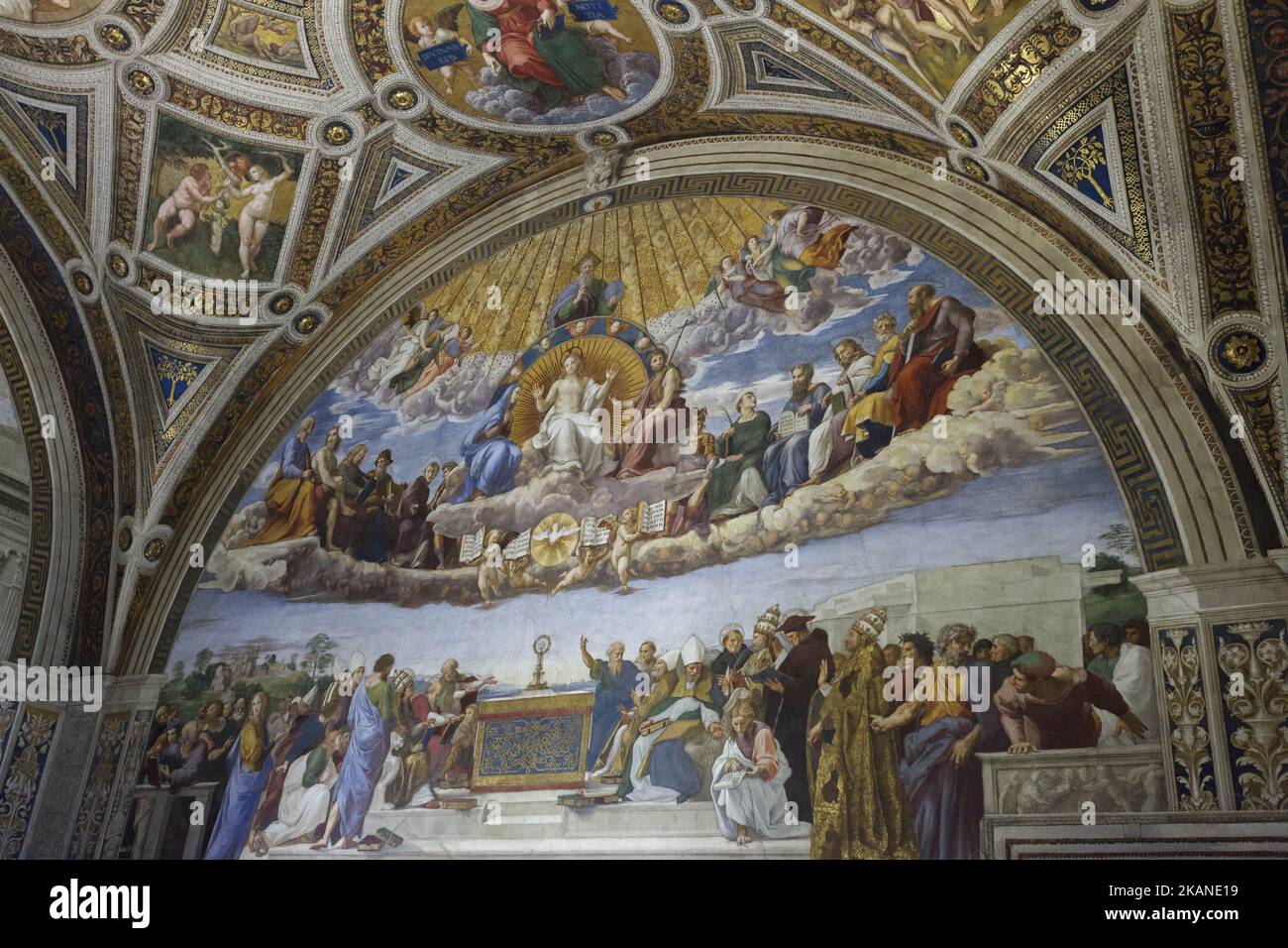 Il 01 giugno 2017 i visitatori assistono all’inaugurazione di un nuovo tipo di illuminazione da parte dell’OSRAM nelle Stanze di Raffaello presso i Musei Vaticani. Le sale di Raffaello sono famose per i loro affreschi, dipinti da Raffaello. Con i nuovi livelli di illuminazione del sistema di illuminazione aumenteranno, il consumo di energia sarà ridotto e l'arte sarà conservata con cura.(Photo by Giuseppe Ciccia/NurPhoto) *** Please use Credit from Credit Field *** Foto Stock