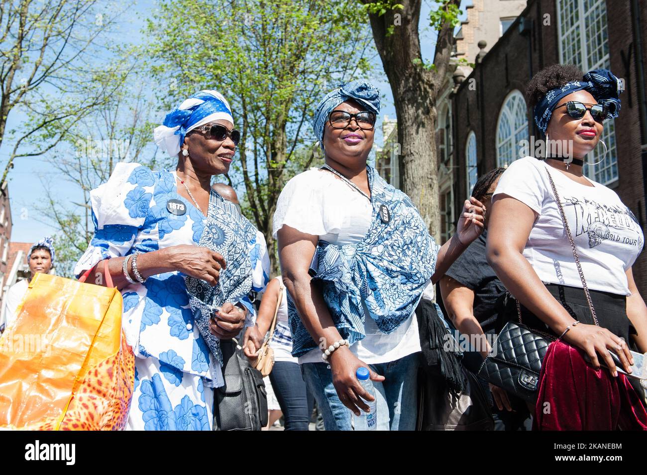 La gente partecipa alla ceremoy di apertura 'Keti Koti' del 1st 2017 giugno ad Amsterdam, in Olanda. Il 1 luglio 1863 segnò la libertà per i Surinamesi dalla schiavitù. Non c'è niente di più celebrato di Amsterdam, sede di una fiorente comunità surinamese e sede del Keti Koti Festival. Keti Koti, che significa "catene spezzate" in Surinamese, è una libera celebrazione della libertà, dell'uguaglianza e della solidarietà. Il Koti Koti si apre tradizionalmente con una processione commemorativa chiamata Memre Waka, intorno alle case sul canale di Amsterdam che hanno una storia della schiavitù. Il tour termina con l'adorazione dell'antenato e la proclamazione Foto Stock