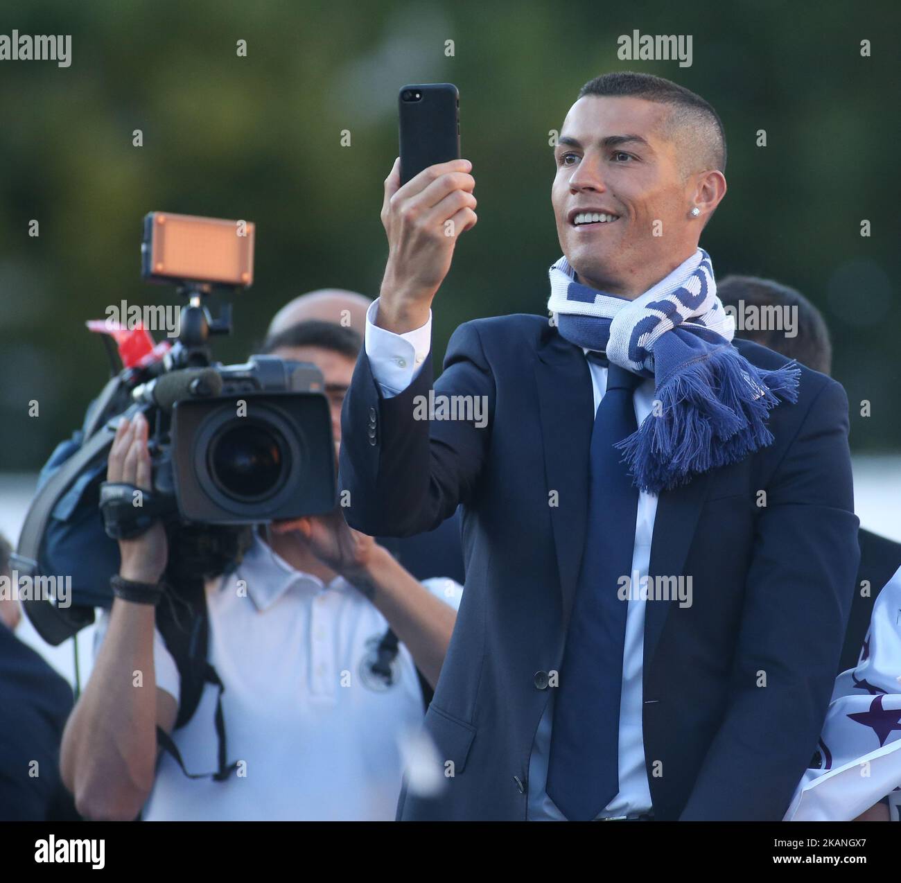 Il forward portoghese del Real Madrid Cristiano Ronaldo prende un selfie durante le celebrazioni alla Plaza Cibeles dopo che il Real Madrid ha vinto la UEFA Champions League 2016/17, a Madrid il 4 giugno 2017. La squadra del Real Madrid festeggia con i tifosi la vittoria contro la Juventus nella UEFA Champions League Champions League. (Foto di Raddad Jebarah/NurPhoto) *** si prega di utilizzare il credito dal campo di credito *** Foto Stock