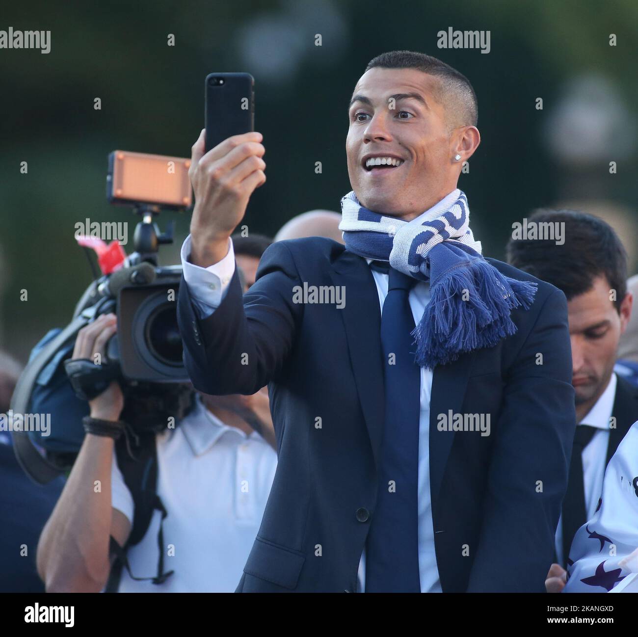 Il forward portoghese del Real Madrid Cristiano Ronaldo prende un selfie durante le celebrazioni alla Plaza Cibeles dopo che il Real Madrid ha vinto la UEFA Champions League 2016/17, a Madrid il 4 giugno 2017. La squadra del Real Madrid festeggia con i tifosi la vittoria contro la Juventus nella UEFA Champions League Champions League. (Foto di Raddad Jebarah/NurPhoto) *** si prega di utilizzare il credito dal campo di credito *** Foto Stock