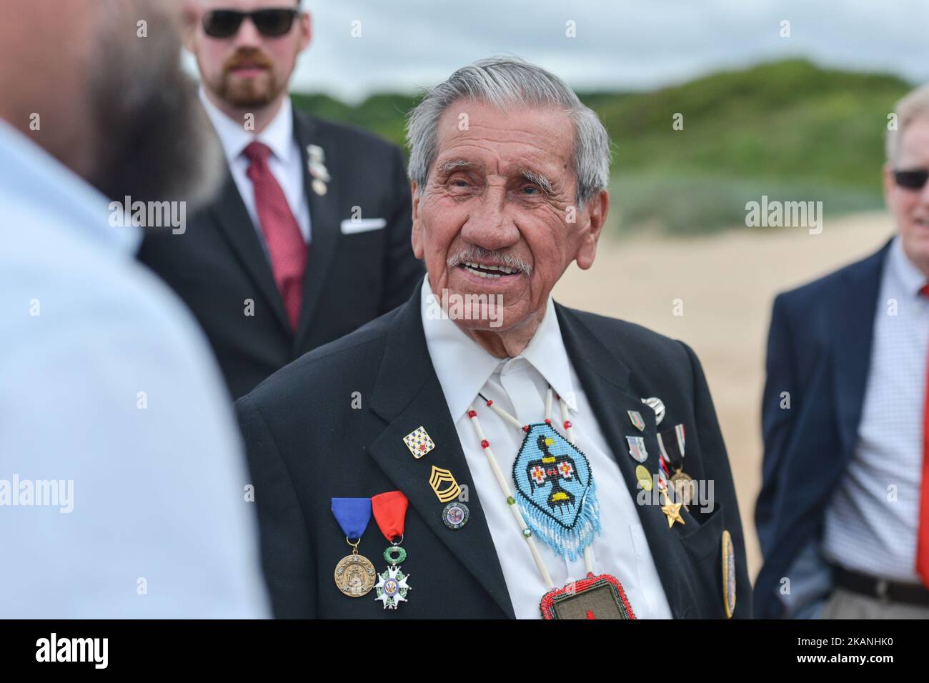 Charles Norman Shay (92 anni), un soldato nativo americano della seconda guerra mondiale, torna a Omaha Beach per il 73rd° anniversario del D-Day. Il D-Day 1944, Charles Shay era uno degli oltre cinquecento soldati indiani nordamericani che sbarcarono sulle spiagge della Normandia. Shay servì nella 1st° Divisione Fanteria, 'la Grande Rossa'. Aveva solo diciannove anni ed era una medica stilata di recente. Shay fu assegnato ad un plotone d'assalto nel reggimento del 16th, e fu parte della prima ondata che sbarcò il 6 giugno sulla sanguinosa Omaha Beach sotto un gravissimo incendio tedesco. 'The Big Red One' ha subito circa 2.000 vittime Foto Stock