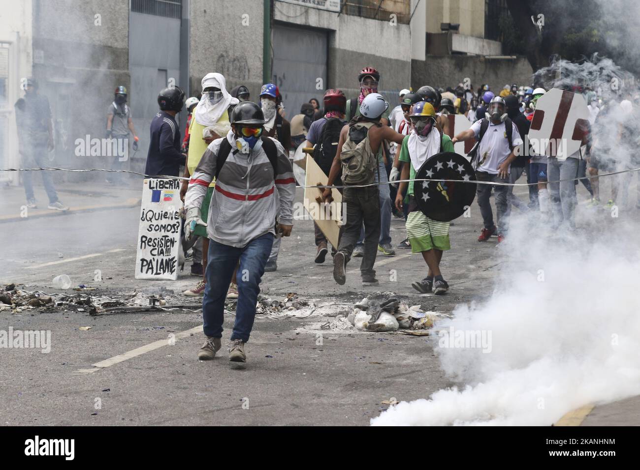 Gli attivisti dell'opposizione si scontrano con la polizia antisommossa durante una manifestazione contro il governo del presidente Nicolas Maduro a Caracas, il 5 giugno 2017. Leopoldo Lopez, leader eminente dell'opposizione incarcerato in Venezuela, ha sollecitato altre proteste di strada contro la 'tirannia' del presidente Nicolas Maduro, in un video messaggio fatto nella sua cella e rilasciato domenica. Lopez, 46 anni, tuttavia, ha sottolineato più volte che ha sostenuto solo 'pacifici' manifestazioni. (Foto di Elyxandro Cegarra/NurPhoto) *** Please use Credit from Credit Field *** Foto Stock