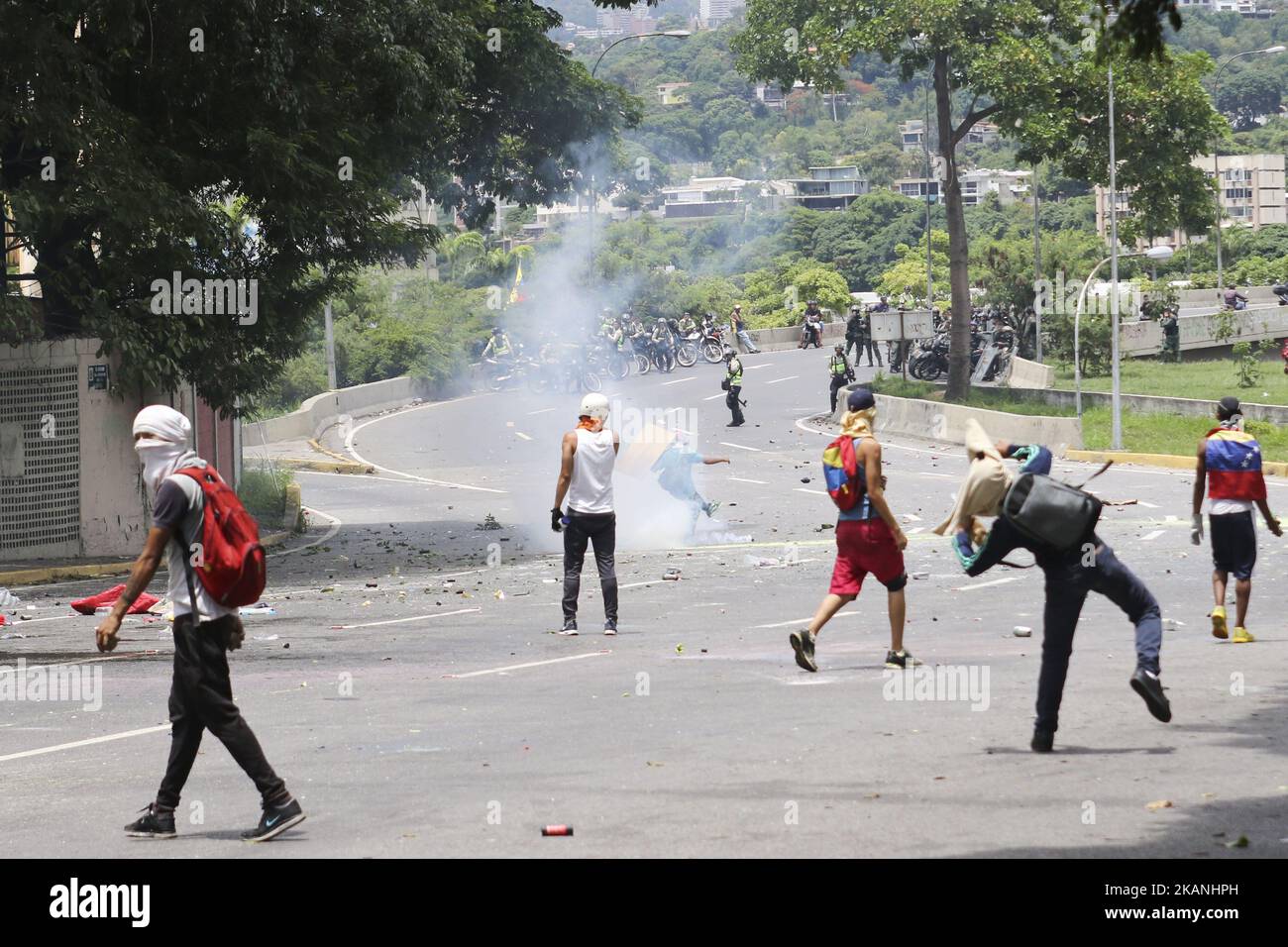 Gli attivisti dell'opposizione si scontrano con la polizia antisommossa durante una manifestazione contro il governo del presidente Nicolas Maduro a Caracas, il 5 giugno 2017. Leopoldo Lopez, leader eminente dell'opposizione incarcerato in Venezuela, ha sollecitato altre proteste di strada contro la 'tirannia' del presidente Nicolas Maduro, in un video messaggio fatto nella sua cella e rilasciato domenica. Lopez, 46 anni, tuttavia, ha sottolineato più volte che ha sostenuto solo 'pacifici' manifestazioni. (Foto di Elyxandro Cegarra/NurPhoto) *** Please use Credit from Credit Field *** Foto Stock