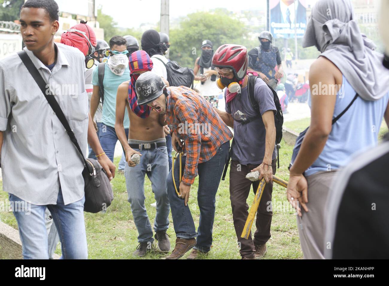 Gli attivisti dell'opposizione si scontrano con la polizia antisommossa durante una manifestazione contro il governo del presidente Nicolas Maduro a Caracas, il 5 giugno 2017. Leopoldo Lopez, leader eminente dell'opposizione incarcerato in Venezuela, ha sollecitato altre proteste di strada contro la 'tirannia' del presidente Nicolas Maduro, in un video messaggio fatto nella sua cella e rilasciato domenica. Lopez, 46 anni, tuttavia, ha sottolineato più volte che ha sostenuto solo 'pacifici' manifestazioni. (Foto di Elyxandro Cegarra/NurPhoto) *** Please use Credit from Credit Field *** Foto Stock