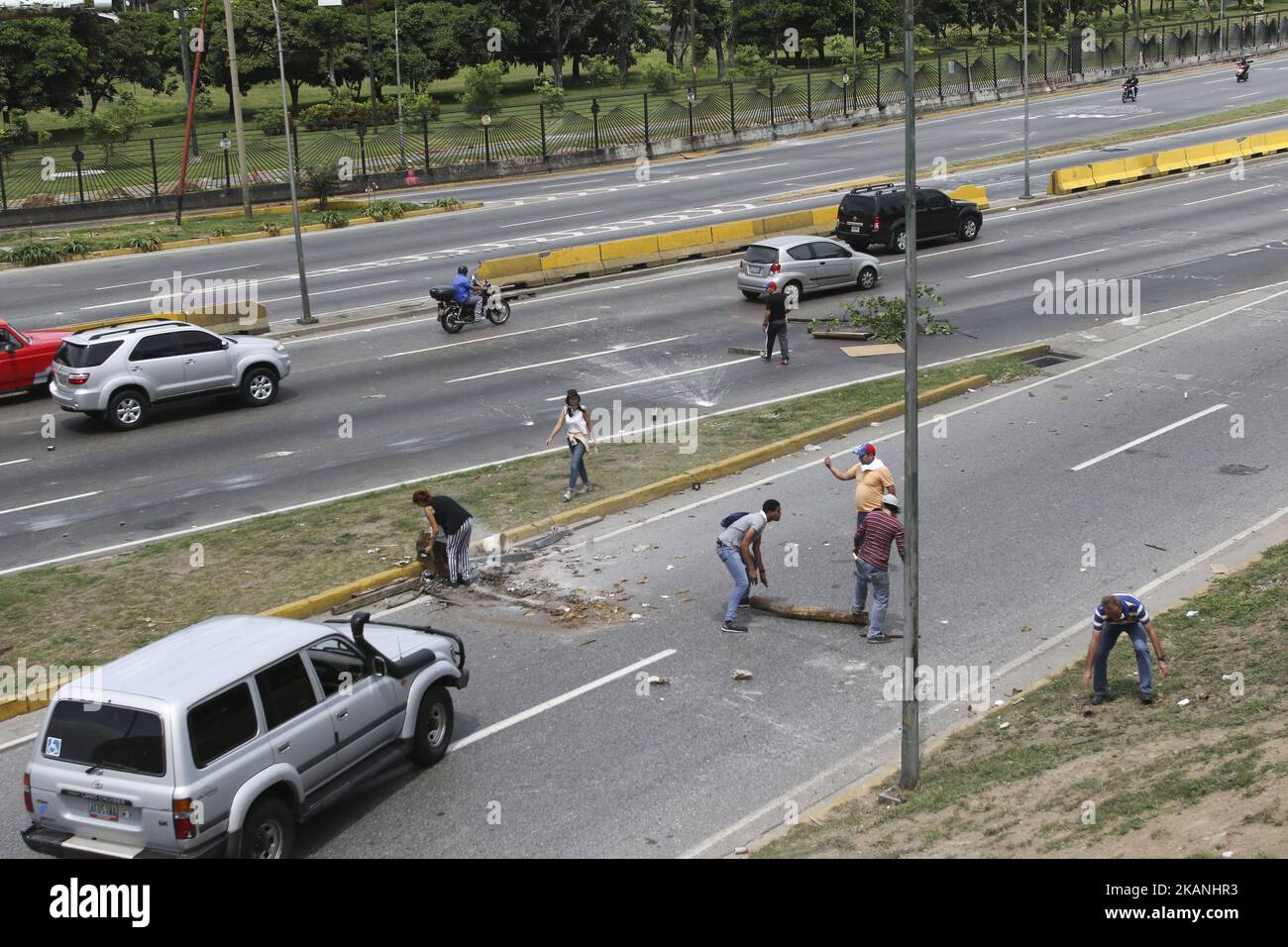 Gli attivisti dell'opposizione si scontrano con la polizia antisommossa durante una manifestazione contro il governo del presidente Nicolas Maduro a Caracas, il 5 giugno 2017. Leopoldo Lopez, leader eminente dell'opposizione incarcerato in Venezuela, ha sollecitato altre proteste di strada contro la 'tirannia' del presidente Nicolas Maduro, in un video messaggio fatto nella sua cella e rilasciato domenica. Lopez, 46 anni, tuttavia, ha sottolineato più volte che ha sostenuto solo 'pacifici' manifestazioni. (Foto di Elyxandro Cegarra/NurPhoto) *** Please use Credit from Credit Field *** Foto Stock