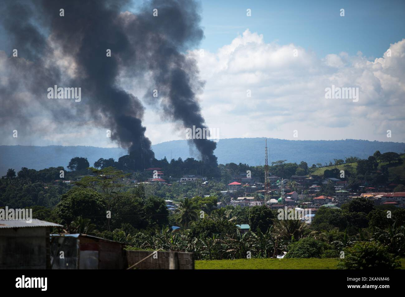 Un fumo a seguito di un attacco aereo da parte delle forze aeree filippine nella città di Marawi, nelle Filippine meridionali, il 11 giugno 2017. I jet militari filippini hanno sparato i razzi alle posizioni militanti la domenica mentre i soldati hanno combattuto per il controllo di cattiveria della città del sud dai pistoleri collegati al gruppo dello Stato islamico. (Foto di Richard Atrero de Guzman/NurPhoto) *** Please use Credit from Credit Field *** Foto Stock