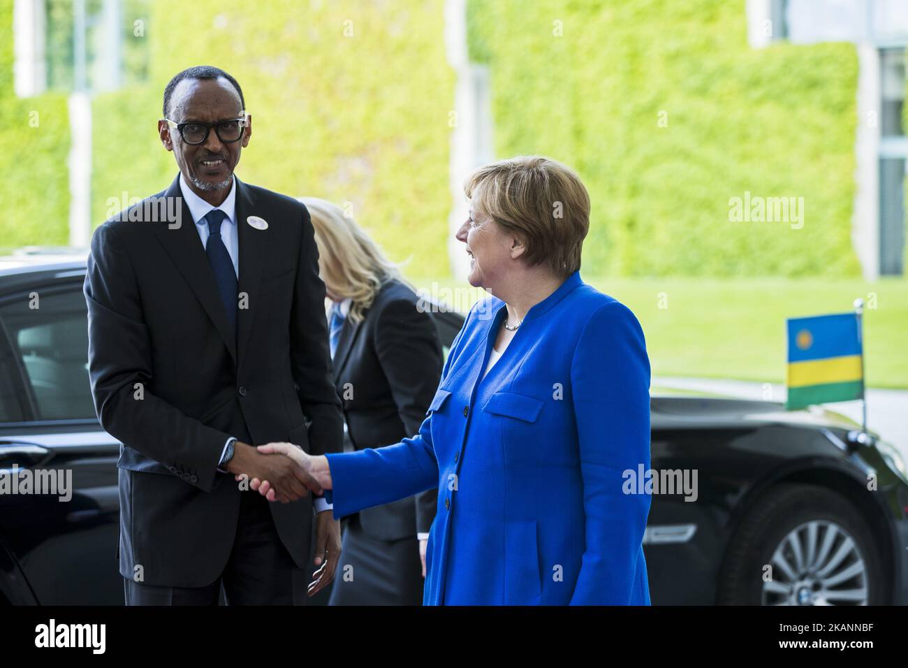 Il cancelliere tedesco Angela Merkel saluta il presidente del Ruanda Paul Kagame al suo arrivo alla Cancelleria di Berlino, in Germania, il 12 giugno 2017. La Germania terrà oggi e domani a Berlino la Conferenza sull'Africa del G20. (Foto di Emmanuele Contini/NurPhoto) *** Please use Credit from Credit Field *** Foto Stock