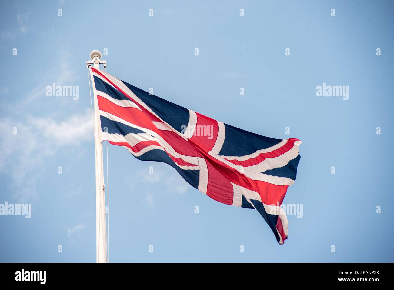 Una bandiera dell'Unione è vista fuori Downing Street, Londra il 15 giugno 2017. Il primo ministro Theresa May terrà oggi una serie di incontri con i principali partiti politici dell'Irlanda del Nord per dissipare le crescenti preoccupazioni su un accordo di governo con il DUP in seguito alle elezioni generali del Regno Unito. (Foto di Alberto Pezzali/NurPhoto) *** Please use Credit from Credit Field *** Foto Stock