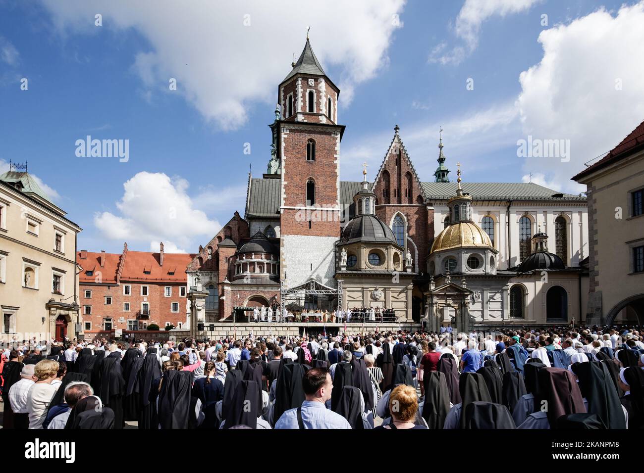 Ogni anno 60 giorni dopo Pasqua, la processione cattolica cammina per le strade di Cracovia durante la festa del Corpus Domini. Per tradizione, i cattolici partecipano ad una processione per le strade di un quartiere vicino alla loro parrocchia dopo la messa. L'Eucaristia, nota come Santissimo Sacramento, è posta in ostensorio e viene tenuta in alto da un membro del clero durante la processione. Dopo la processione, i parrocchiani tornano in chiesa per la benedizione. Corpus Christi è una festa pubblica in Polonia. Giovedì 15 giugno 2017, a Cracovia, Polonia (Foto di Jakub Wlodek/NurP Foto Stock